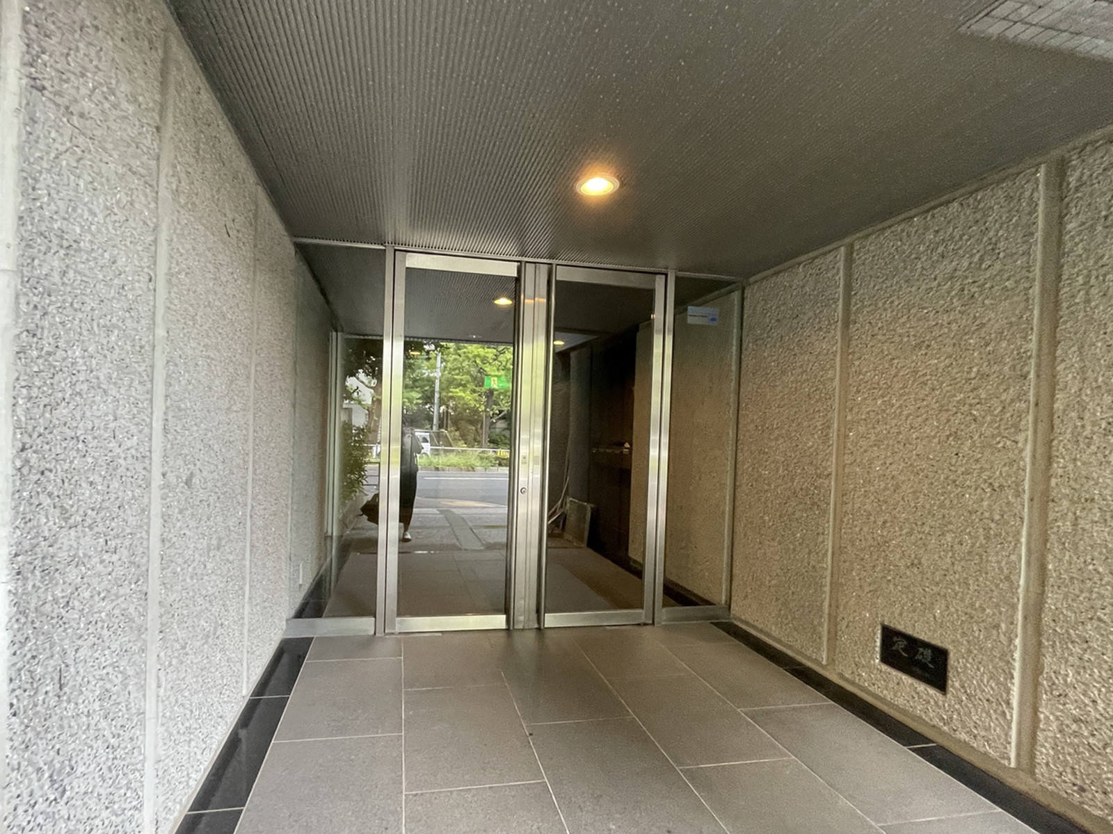 オフィスビル出入口