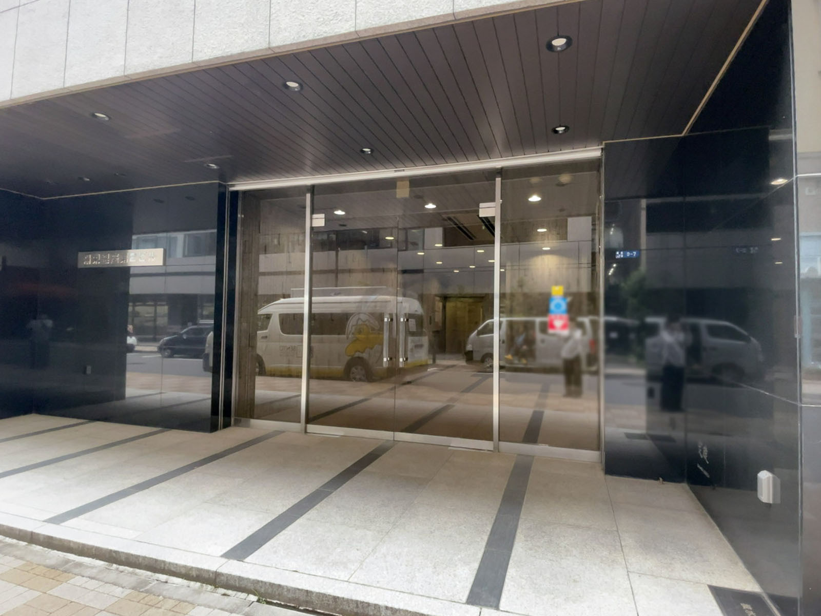 オフィスビル出入り口