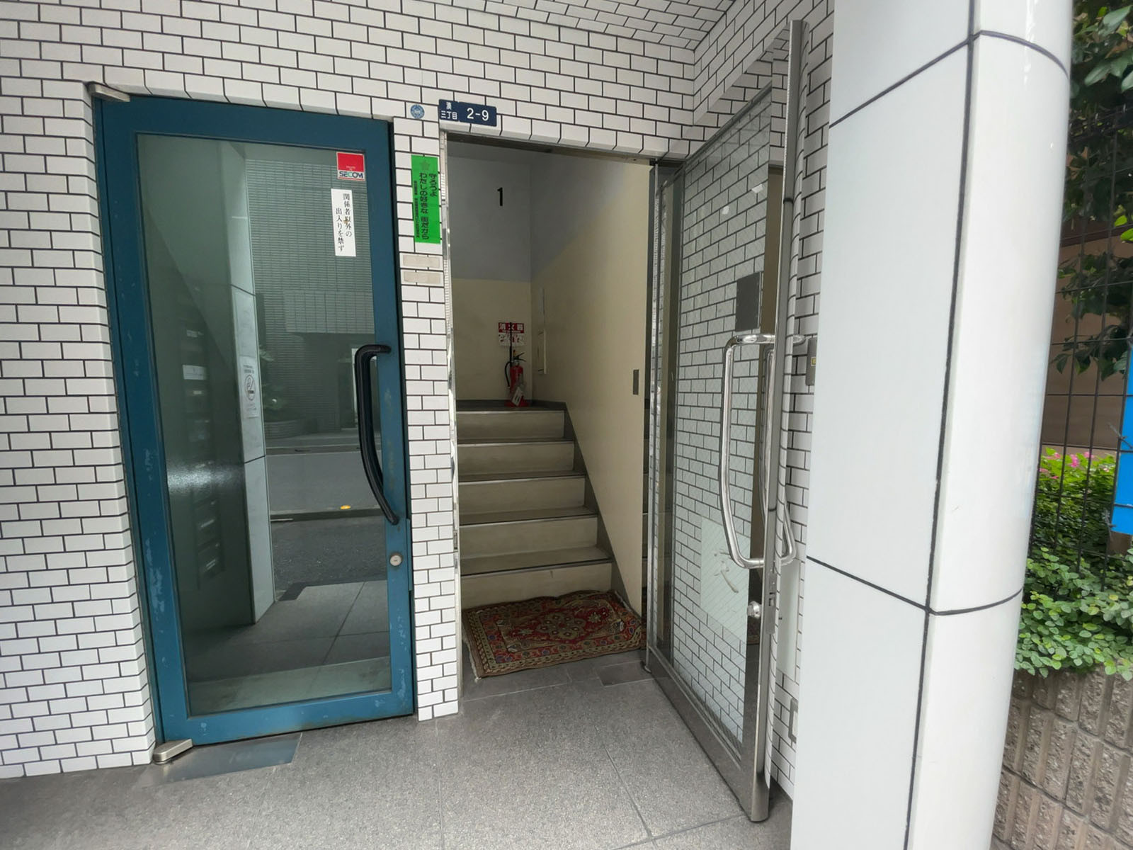 オフィスビル出入り口