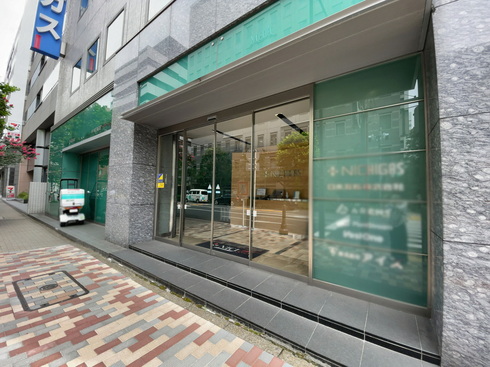 オフィスビル出入り口
