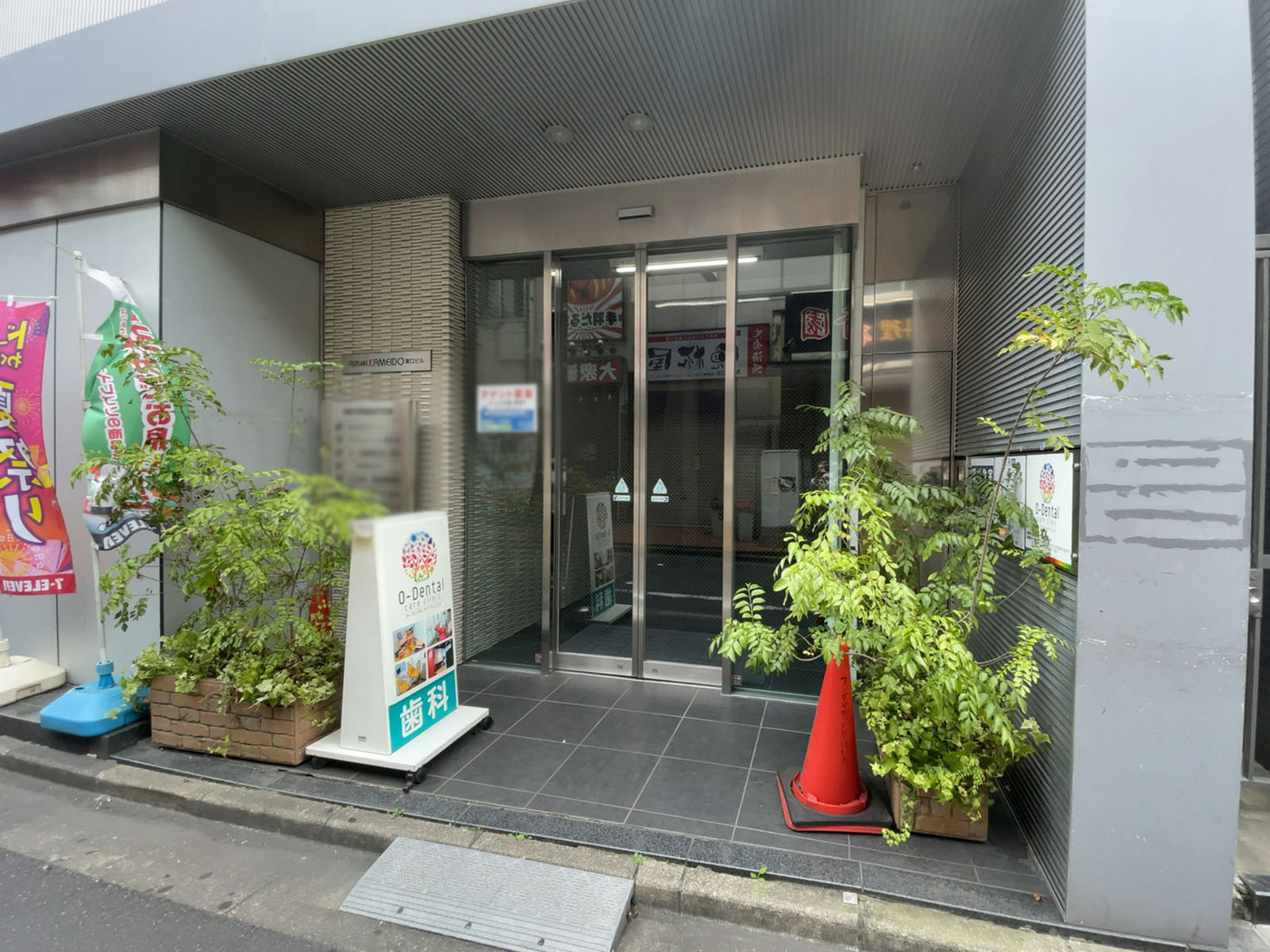 オフィスビル出入り口