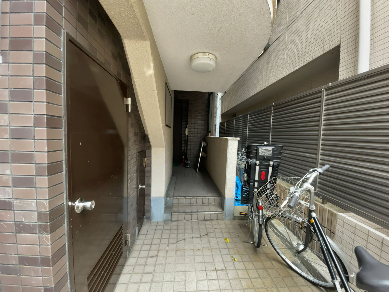 オフィスビル出入り口