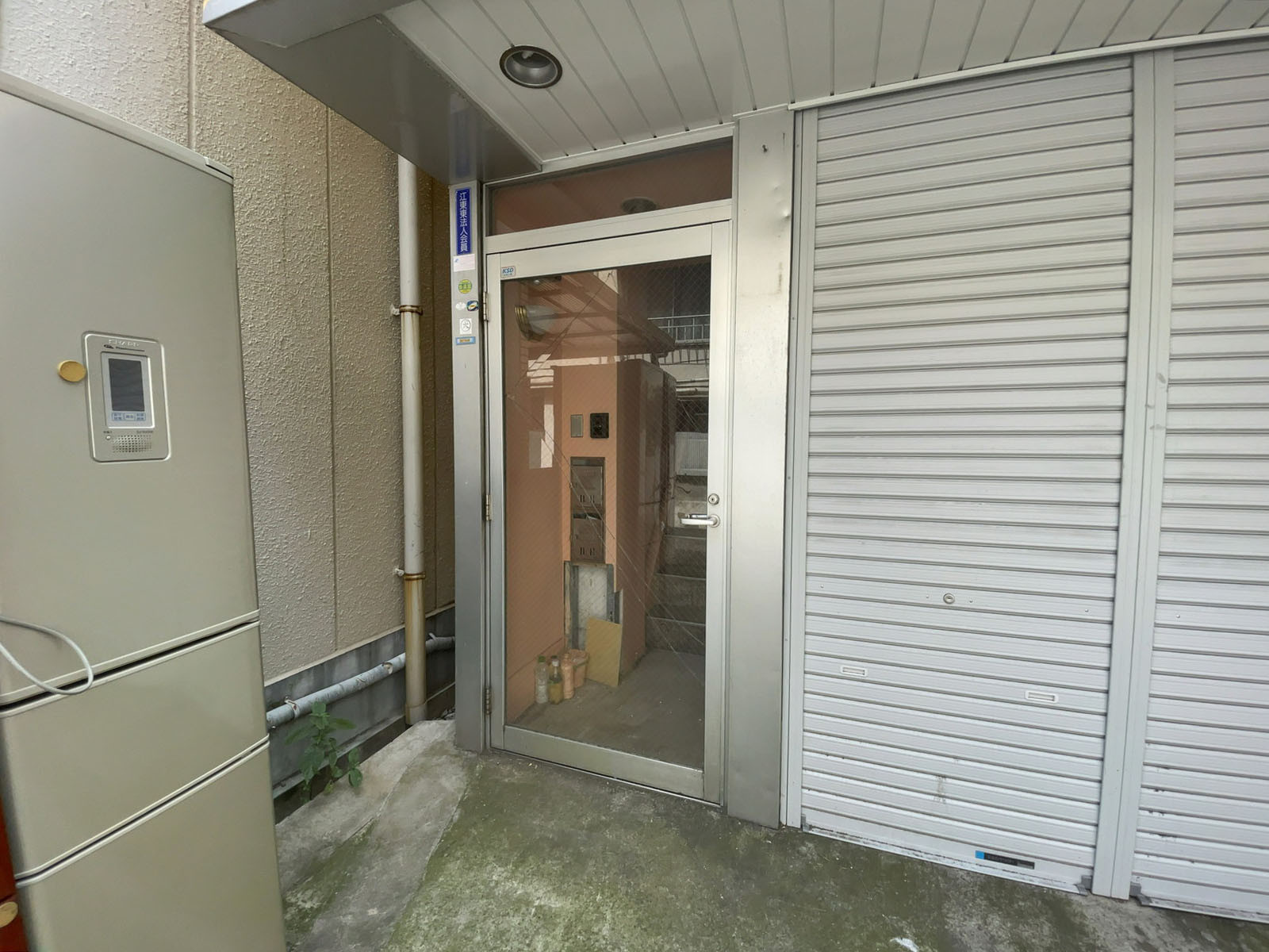 オフィスビル出入り口