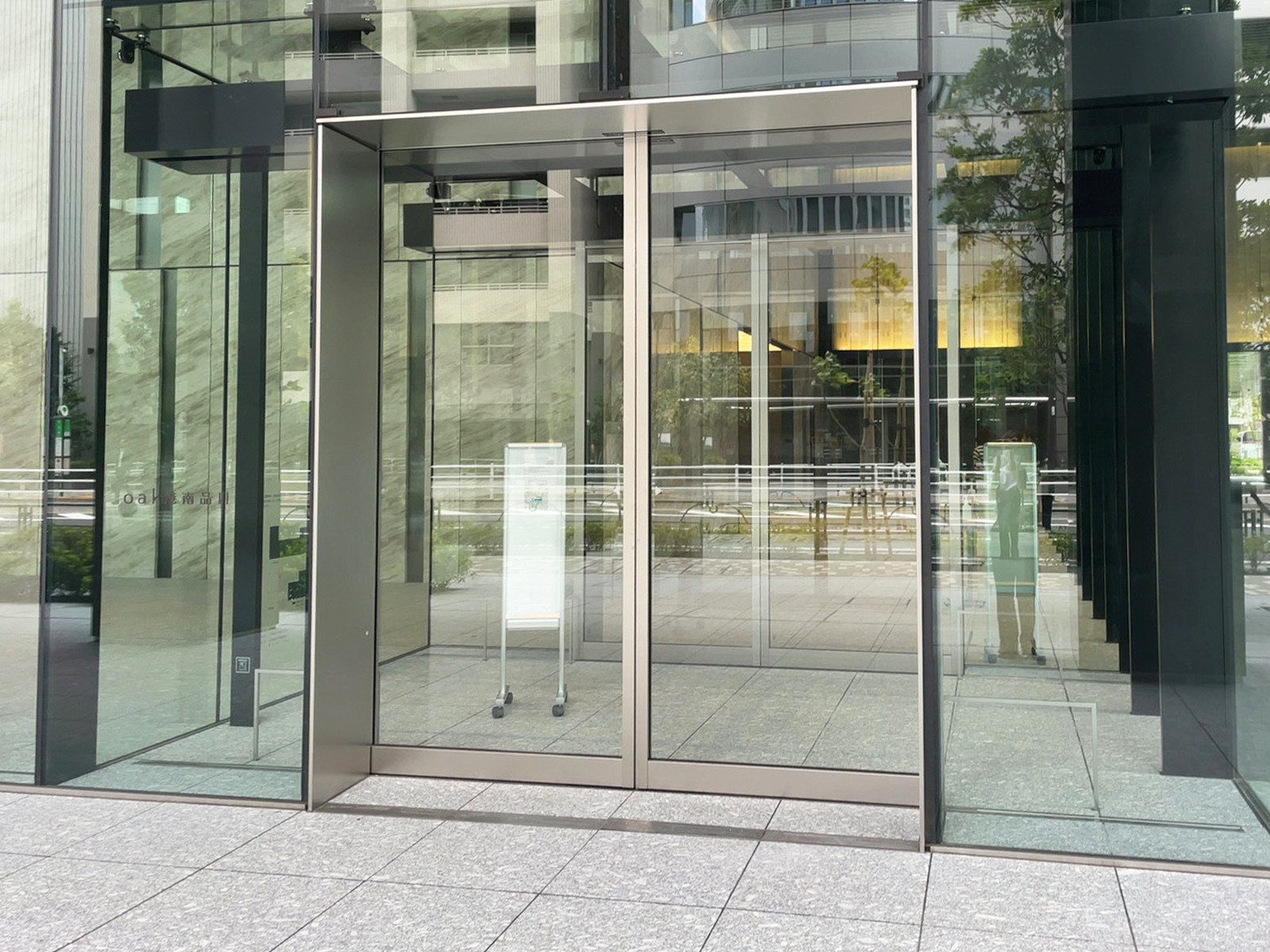 オフィスビル出入口
