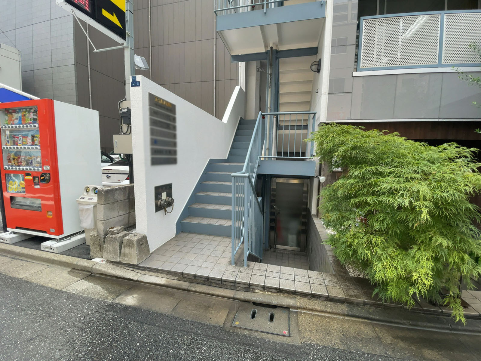 出入り口前の階段