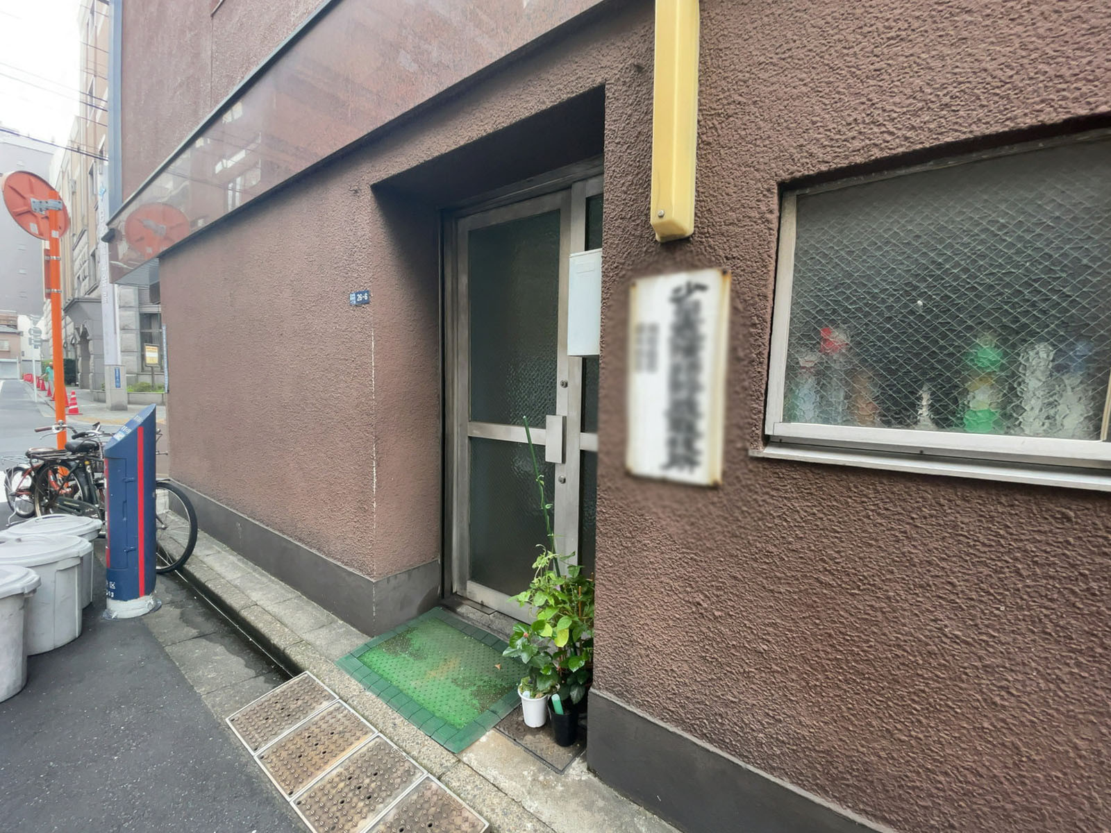 オフィスビル出入り口