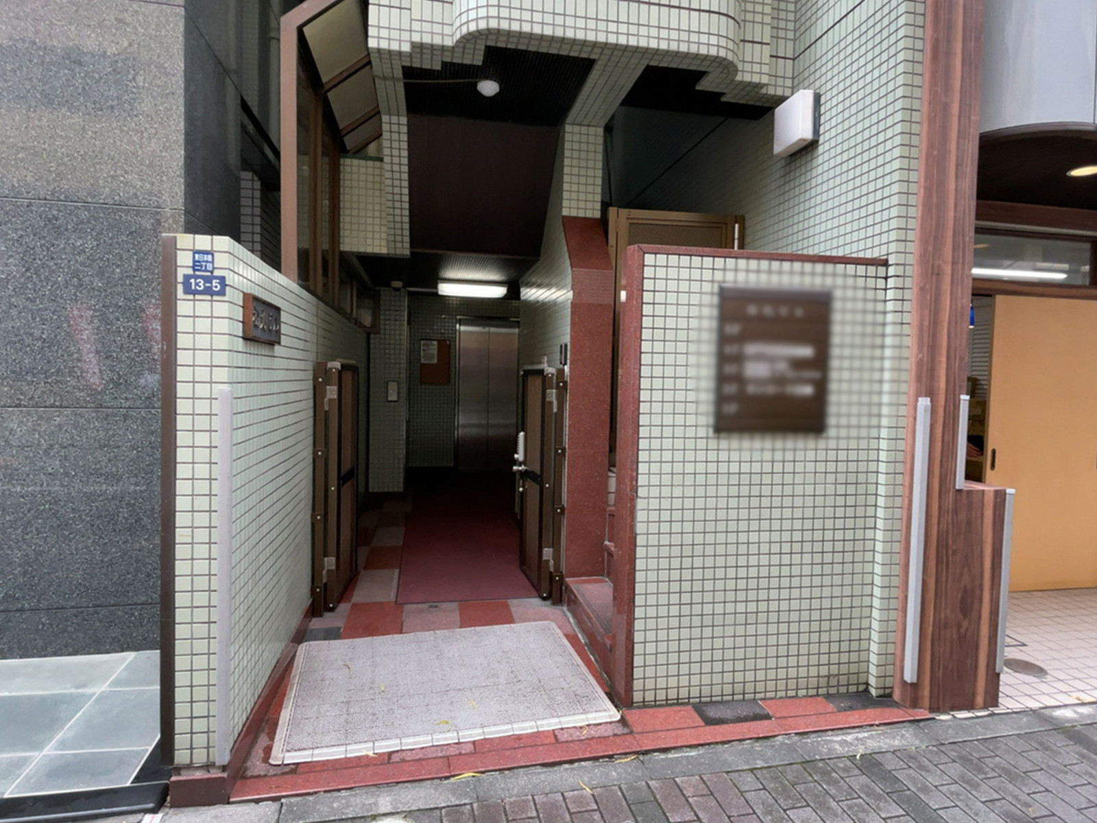 オフィスビル出入口