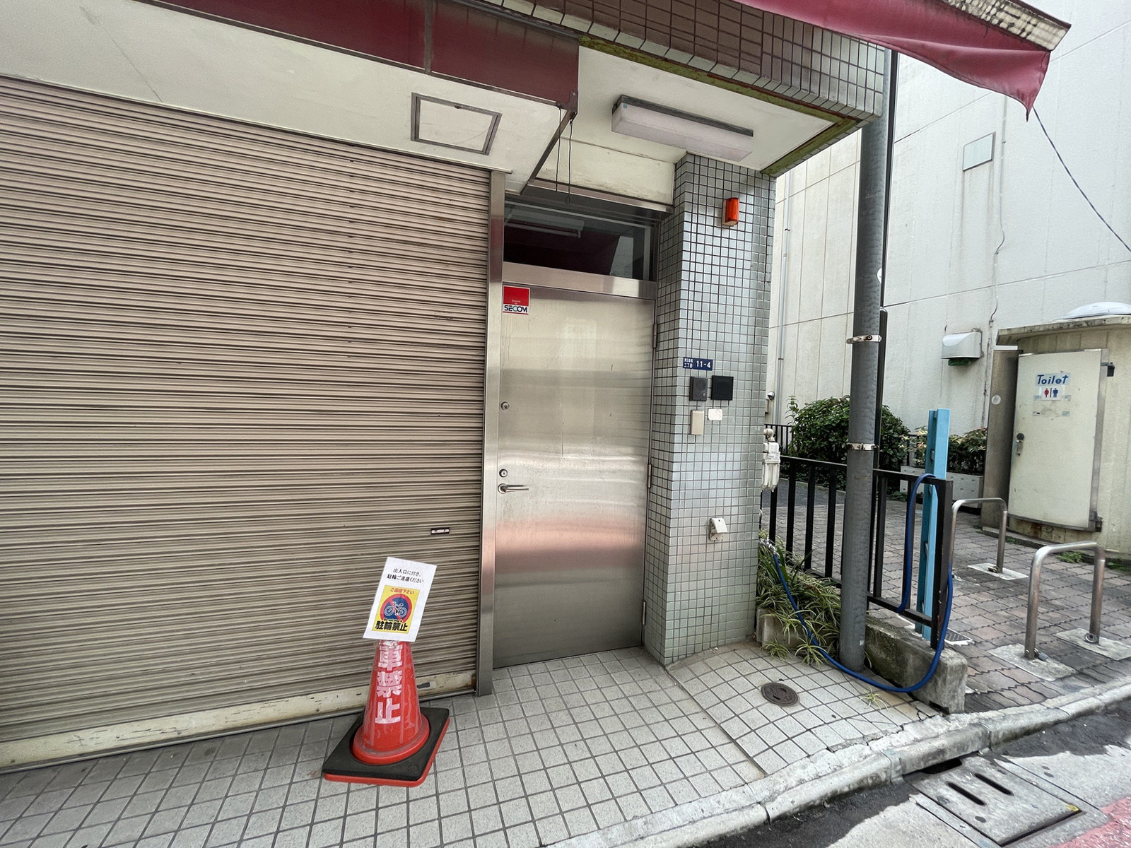 オフィスビル出入口