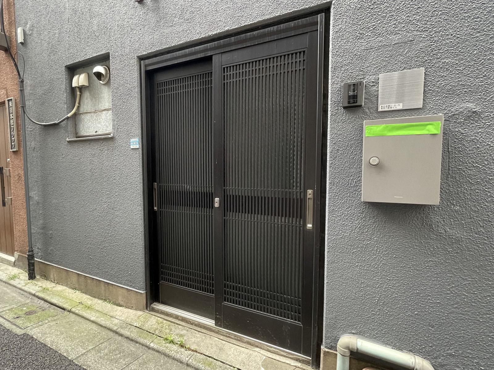 オフィスビル出入口