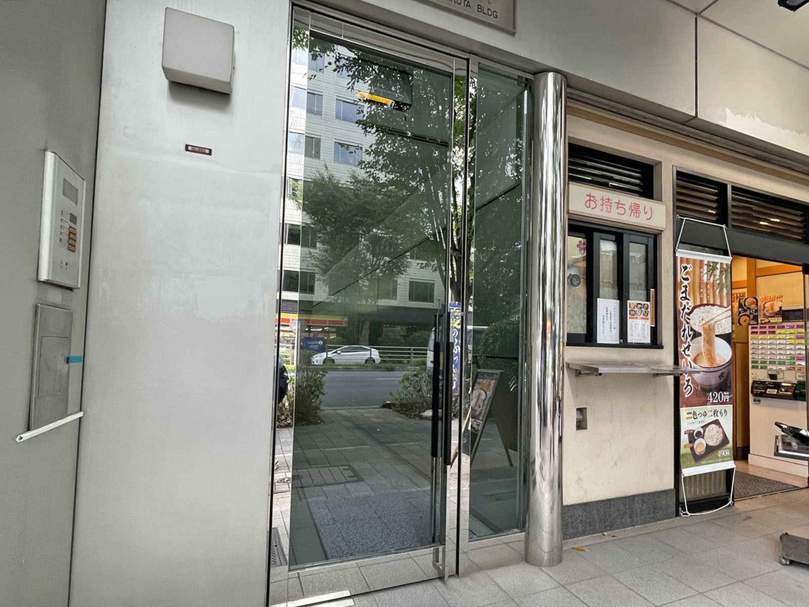 オフィスビル出入口