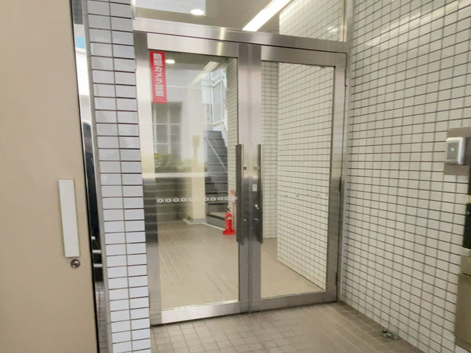 オフィスビル出入口