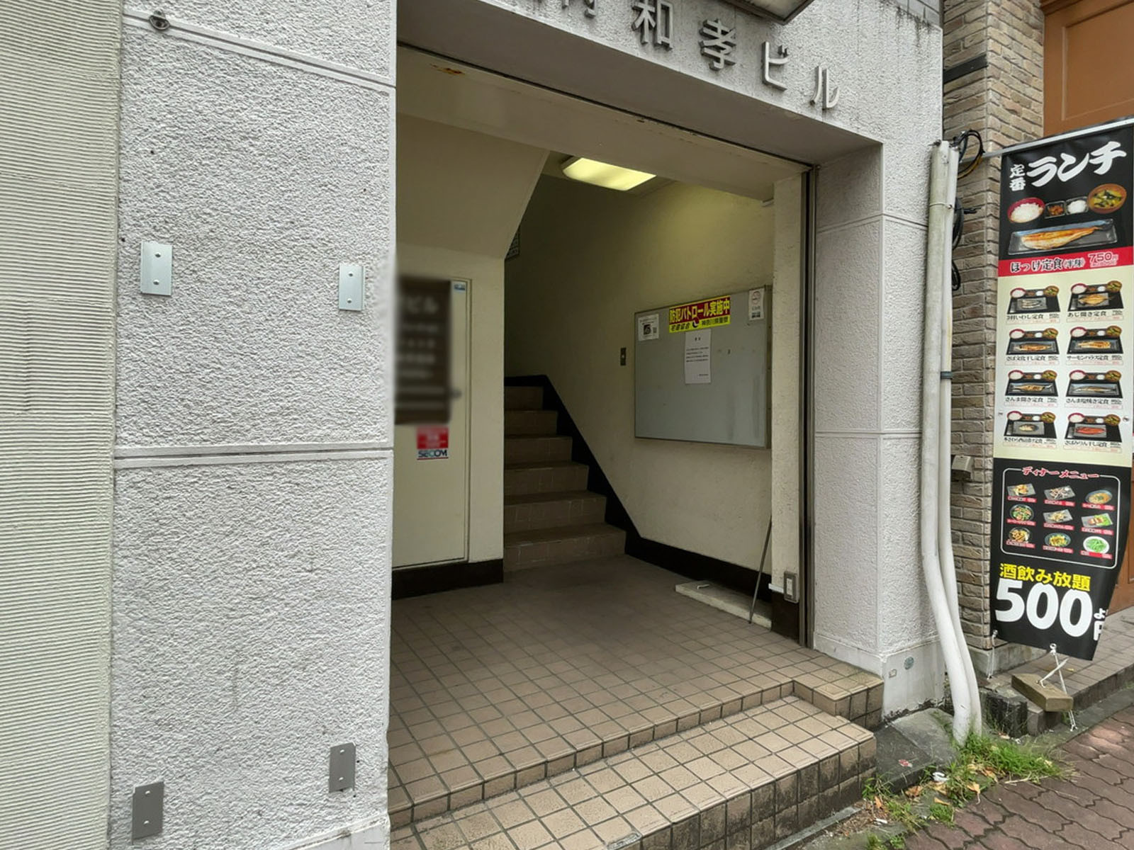 オフィスビル出入口