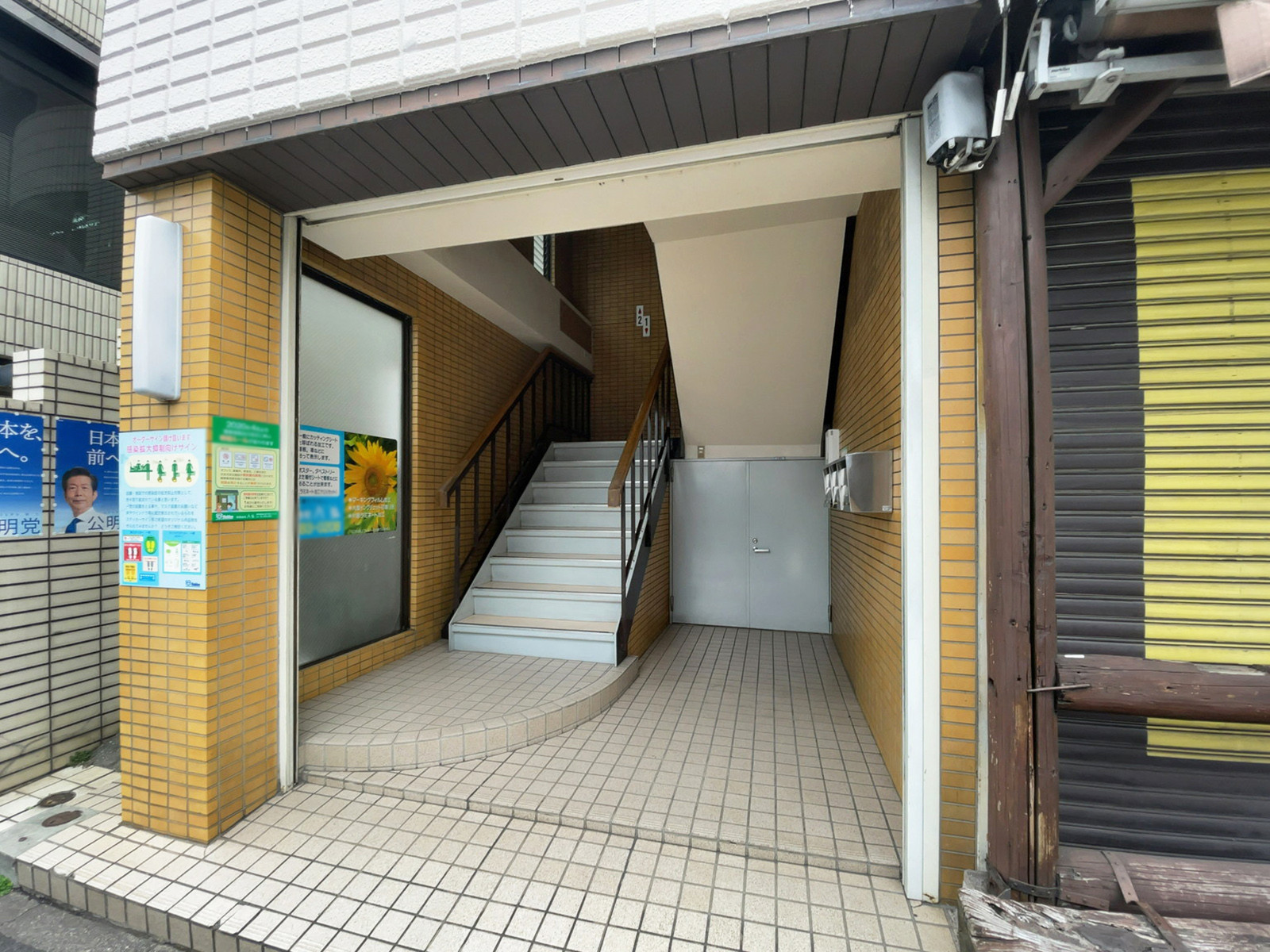 オフィスビル出入口