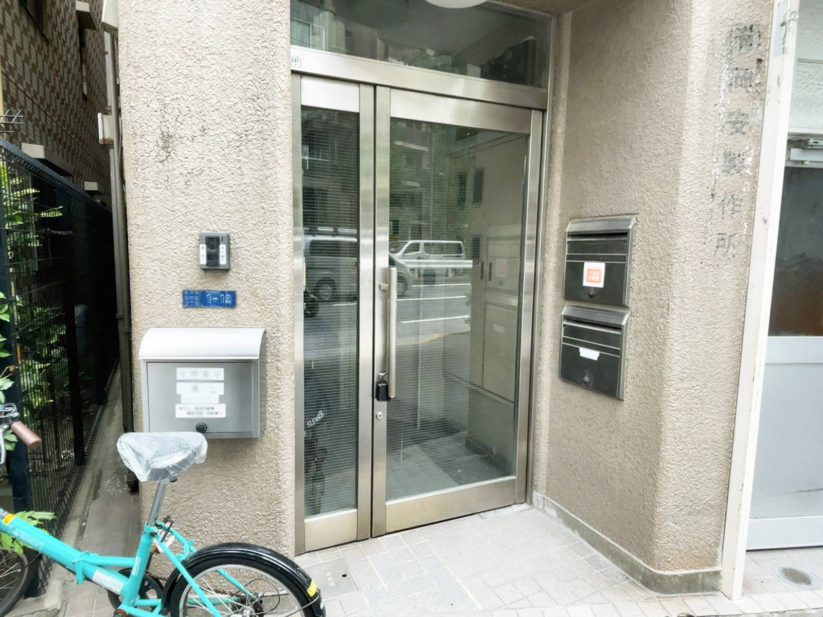オフィスビル出入口