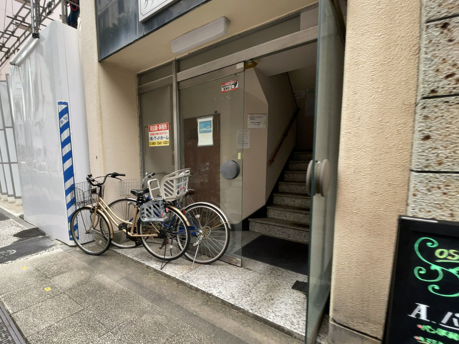 オフィスビル出入口
