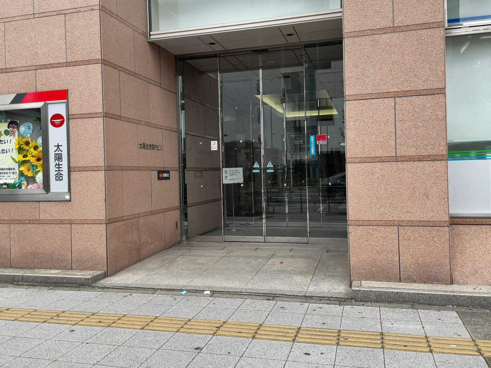 オフィスビル出入口