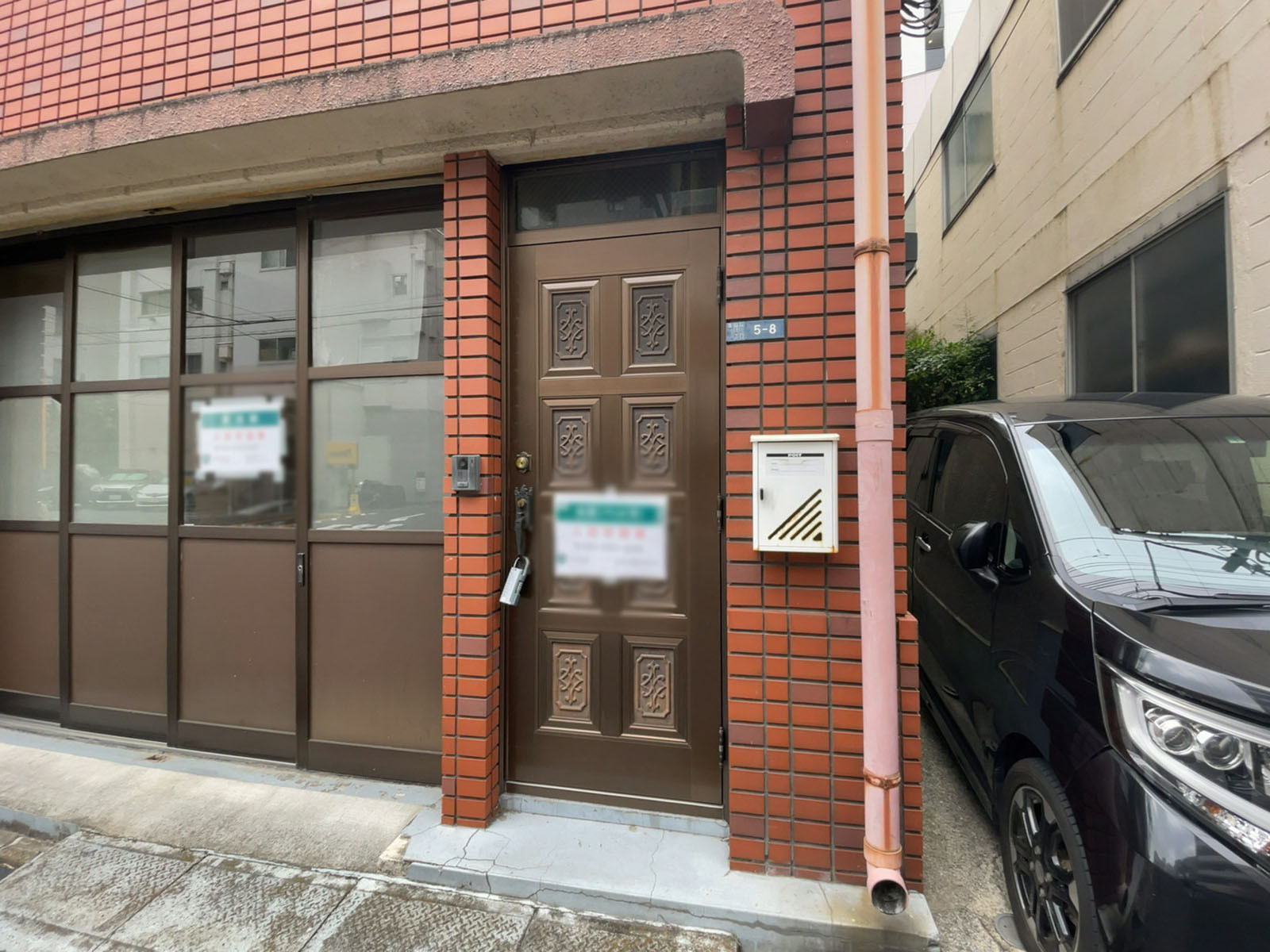 オフィスビル出入り口