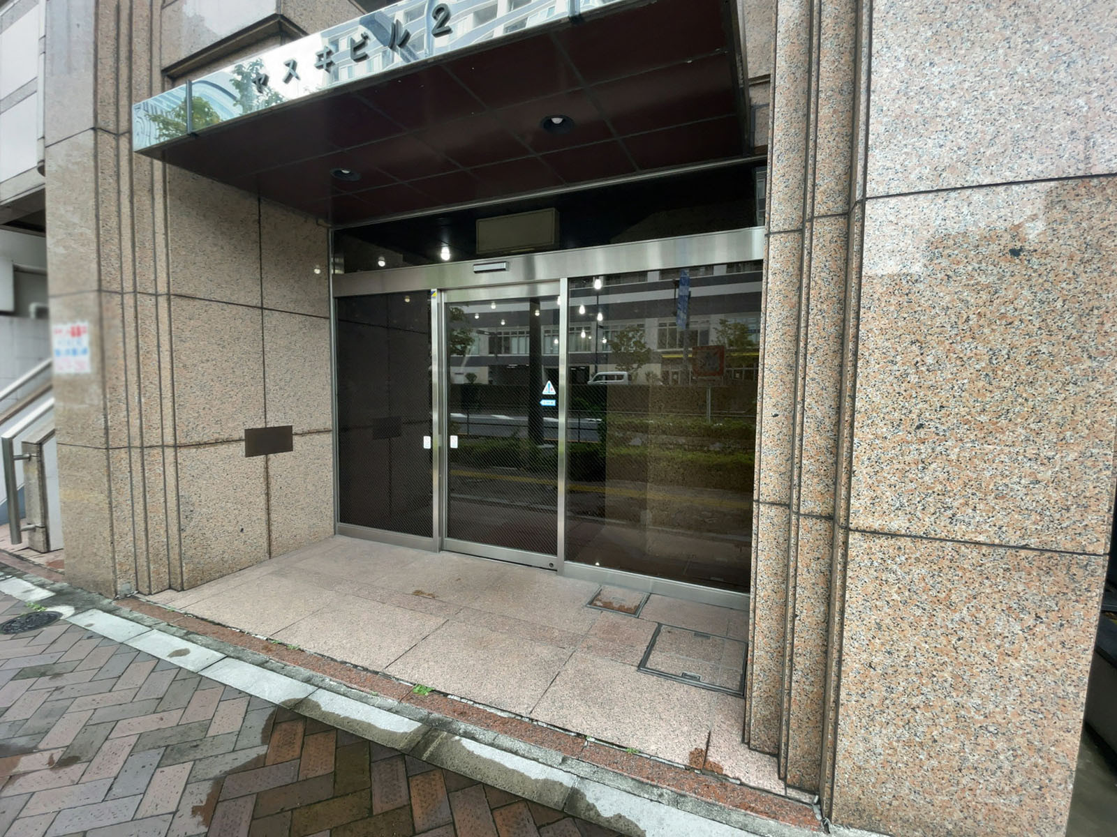 オフィスビル出入口