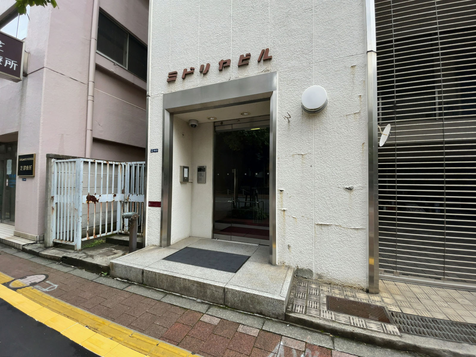 オフィスビル出入り口