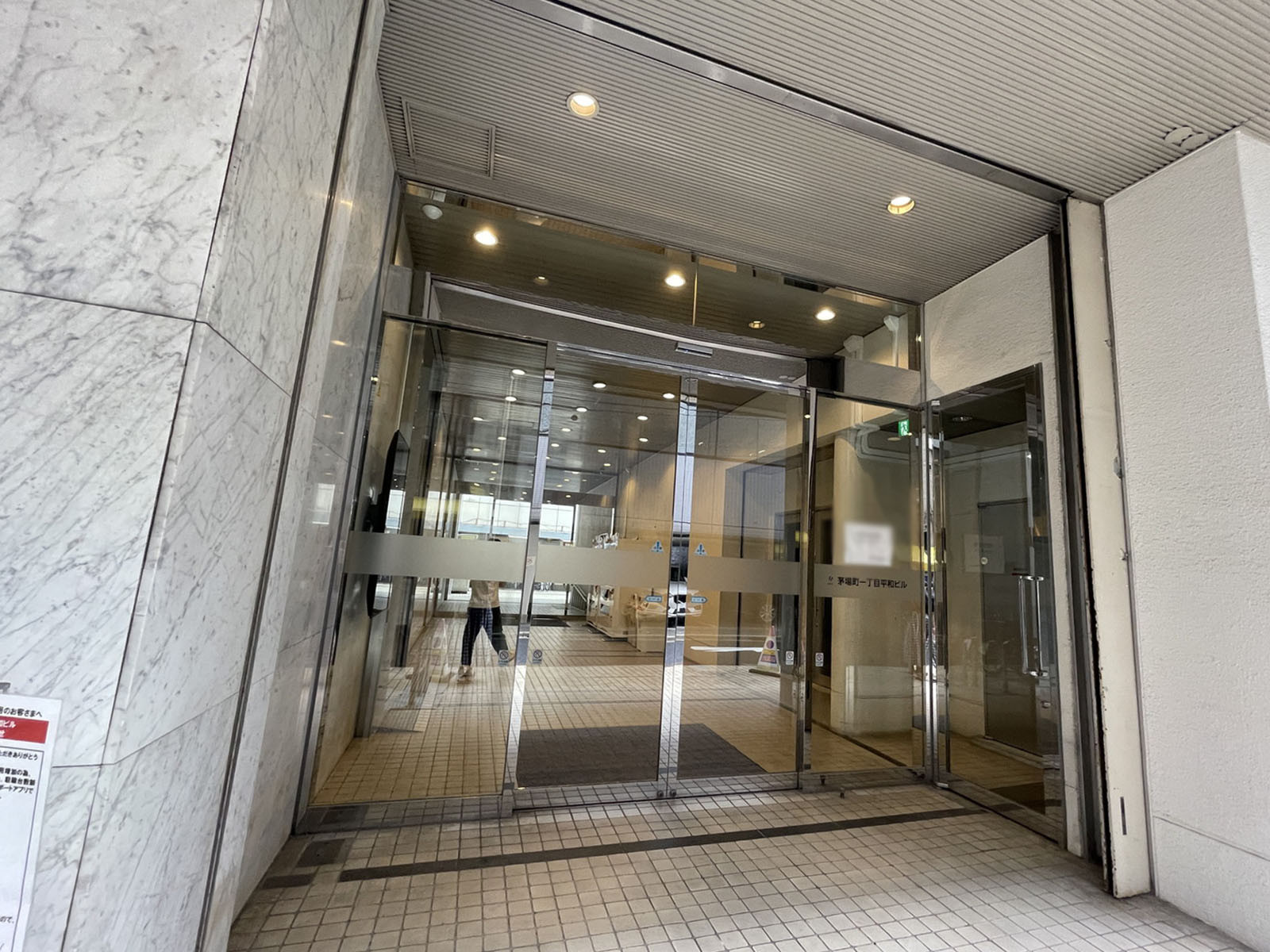 オフィスビル出入口