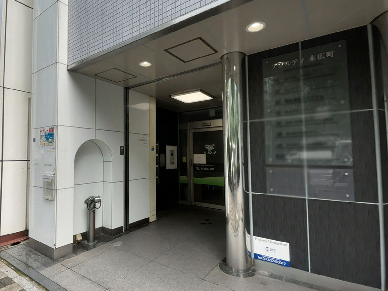 オフィスビル出入口