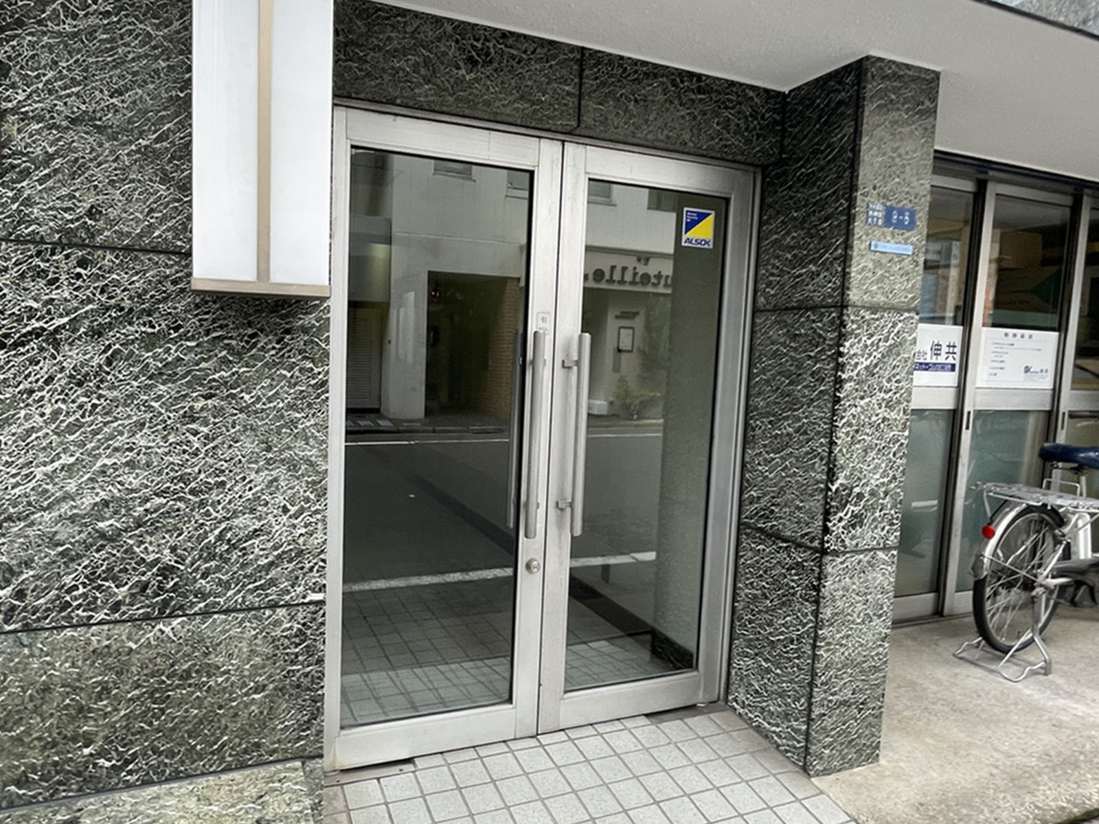 オフィスビル出入口