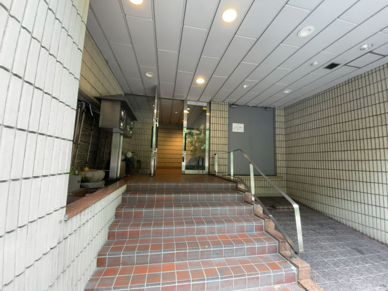 オフィスビル出入口