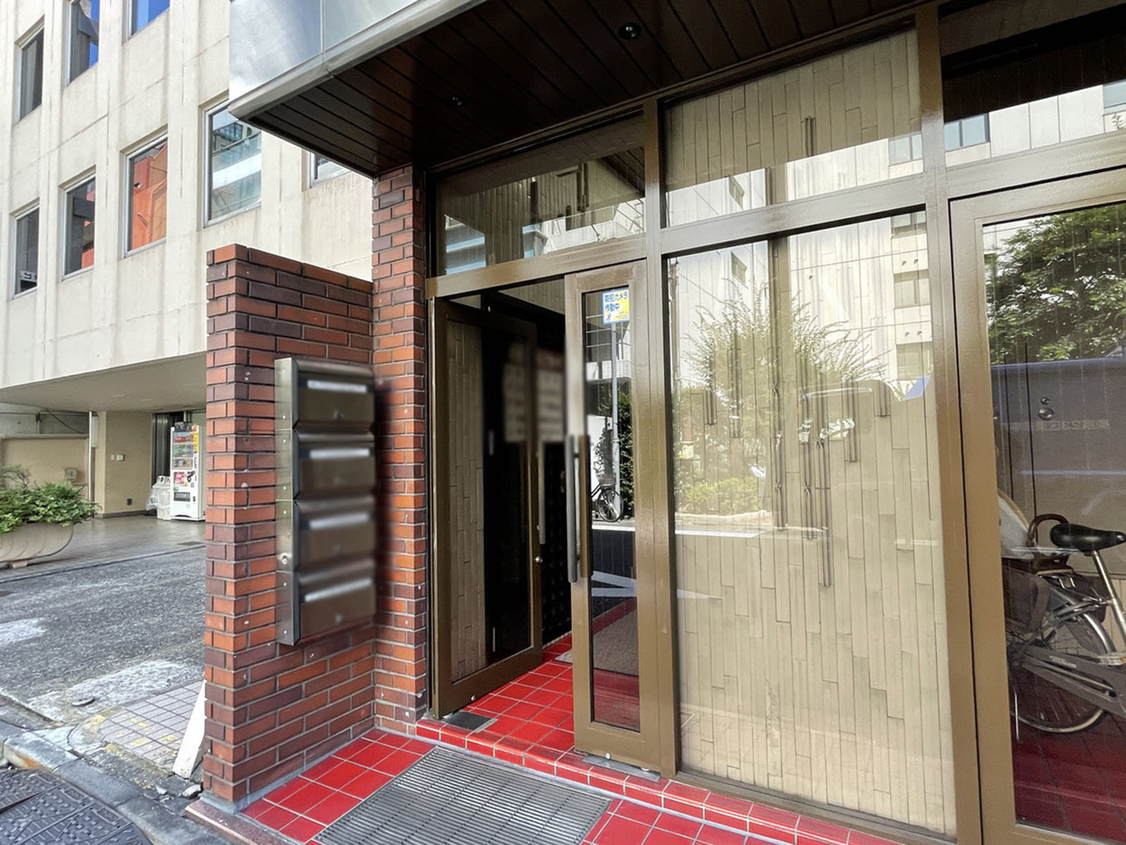 オフィスビル出入口
