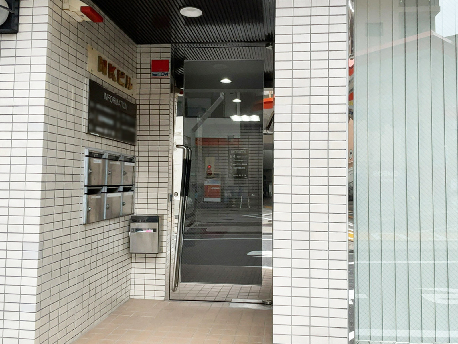 オフィスビル出入口