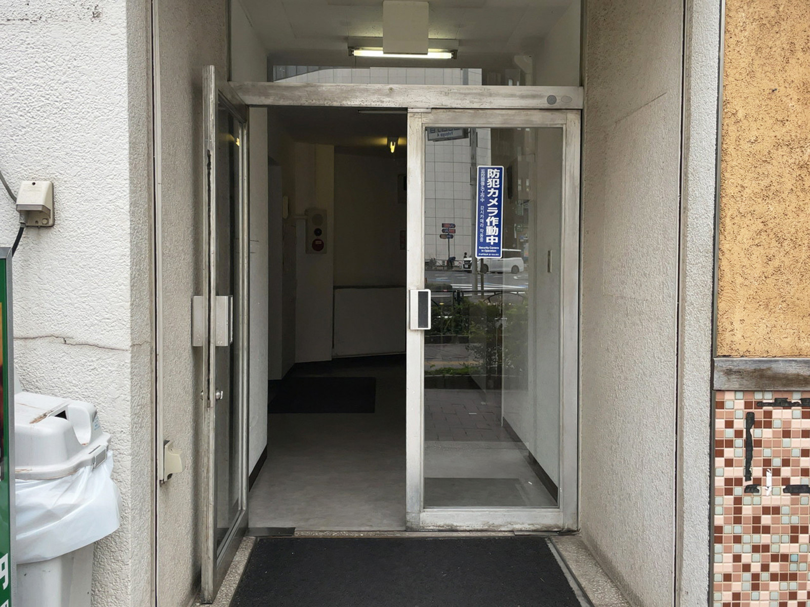 オフィスビル出入口
