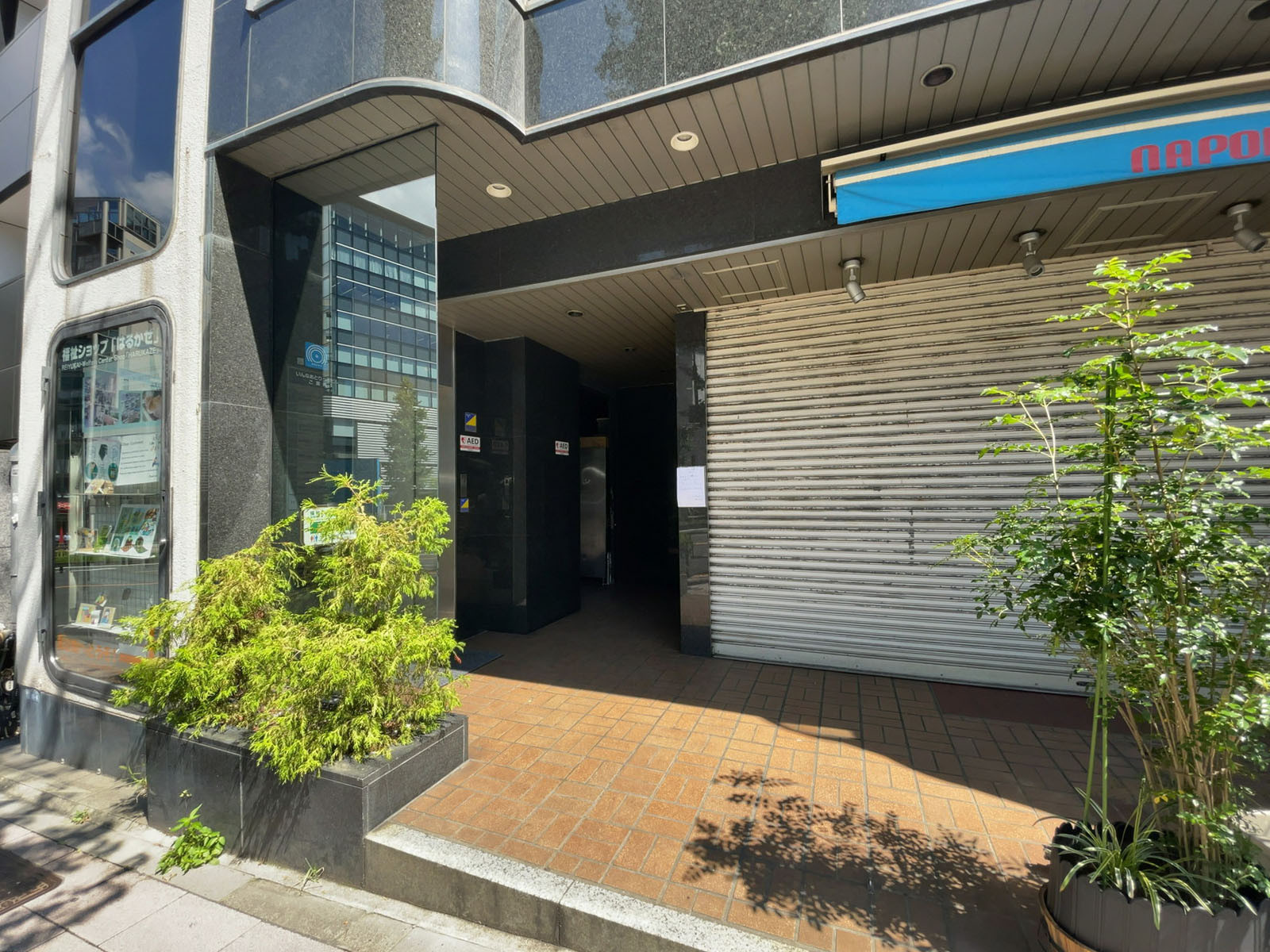 オフィスビル出入口
