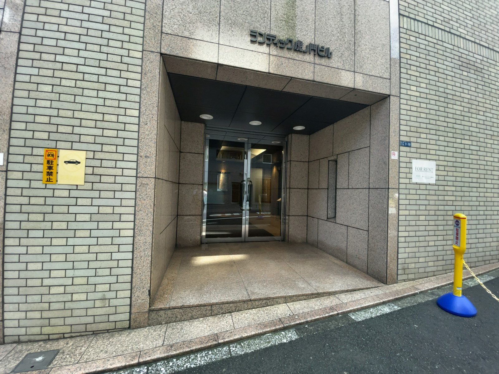 オフィスビル出入口