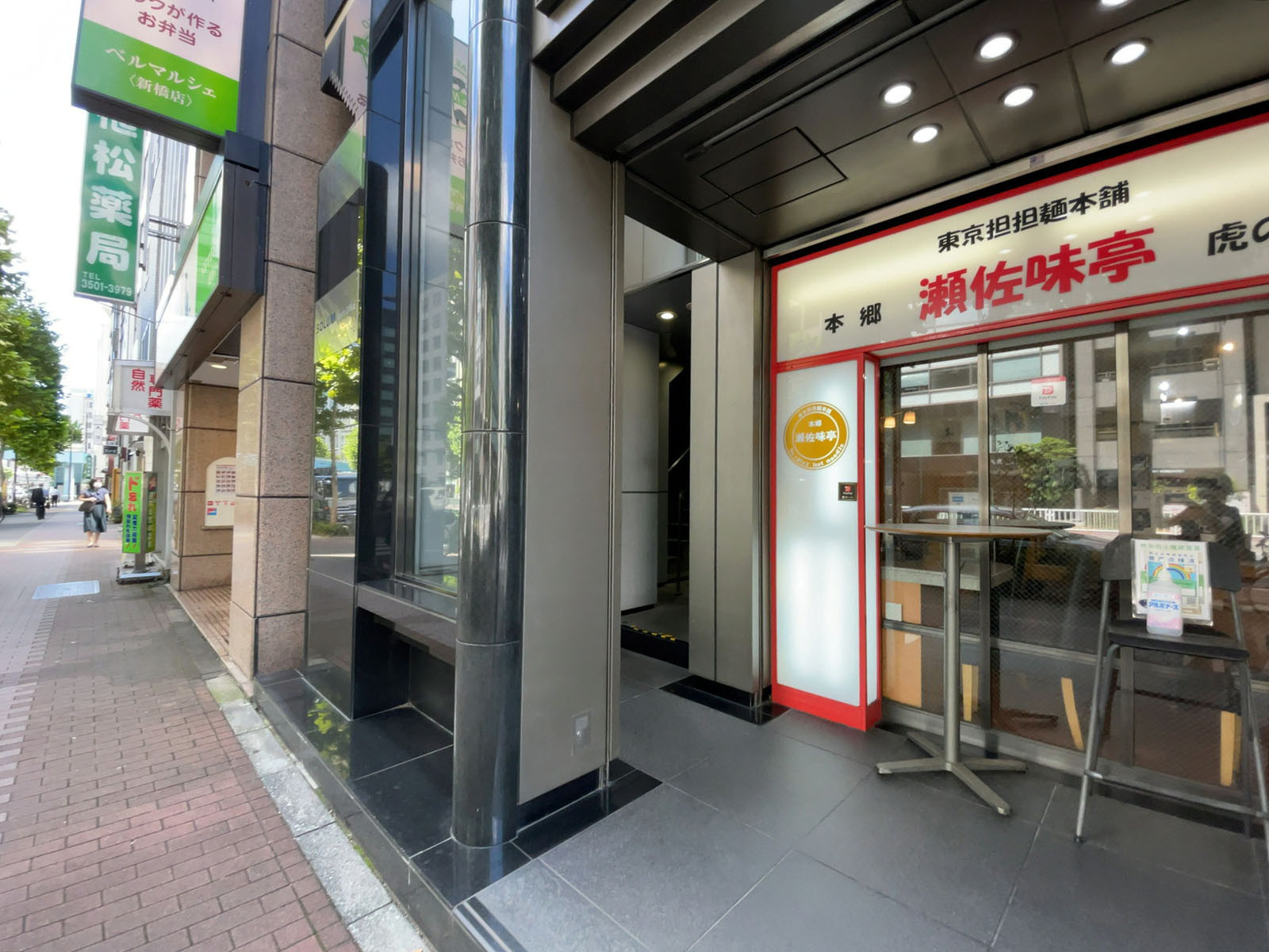 オフィスビル出入り口