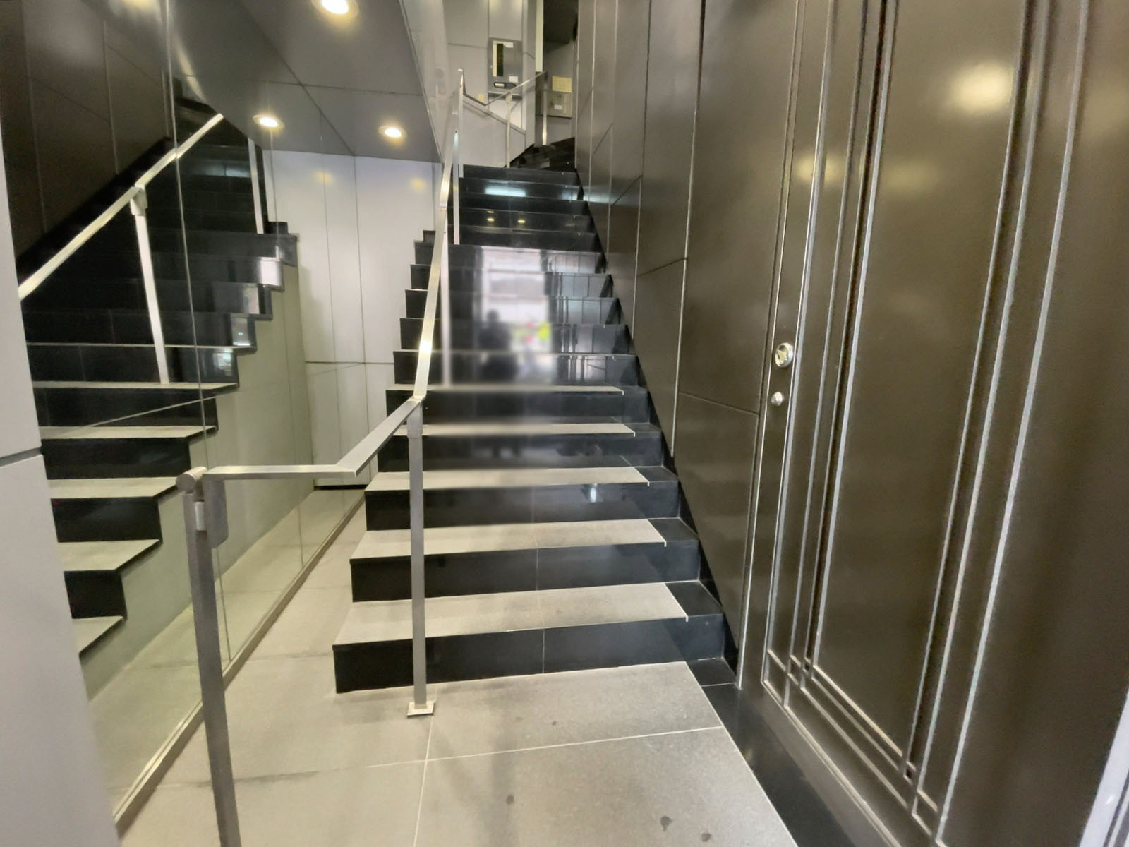 エレベーターまでの階段