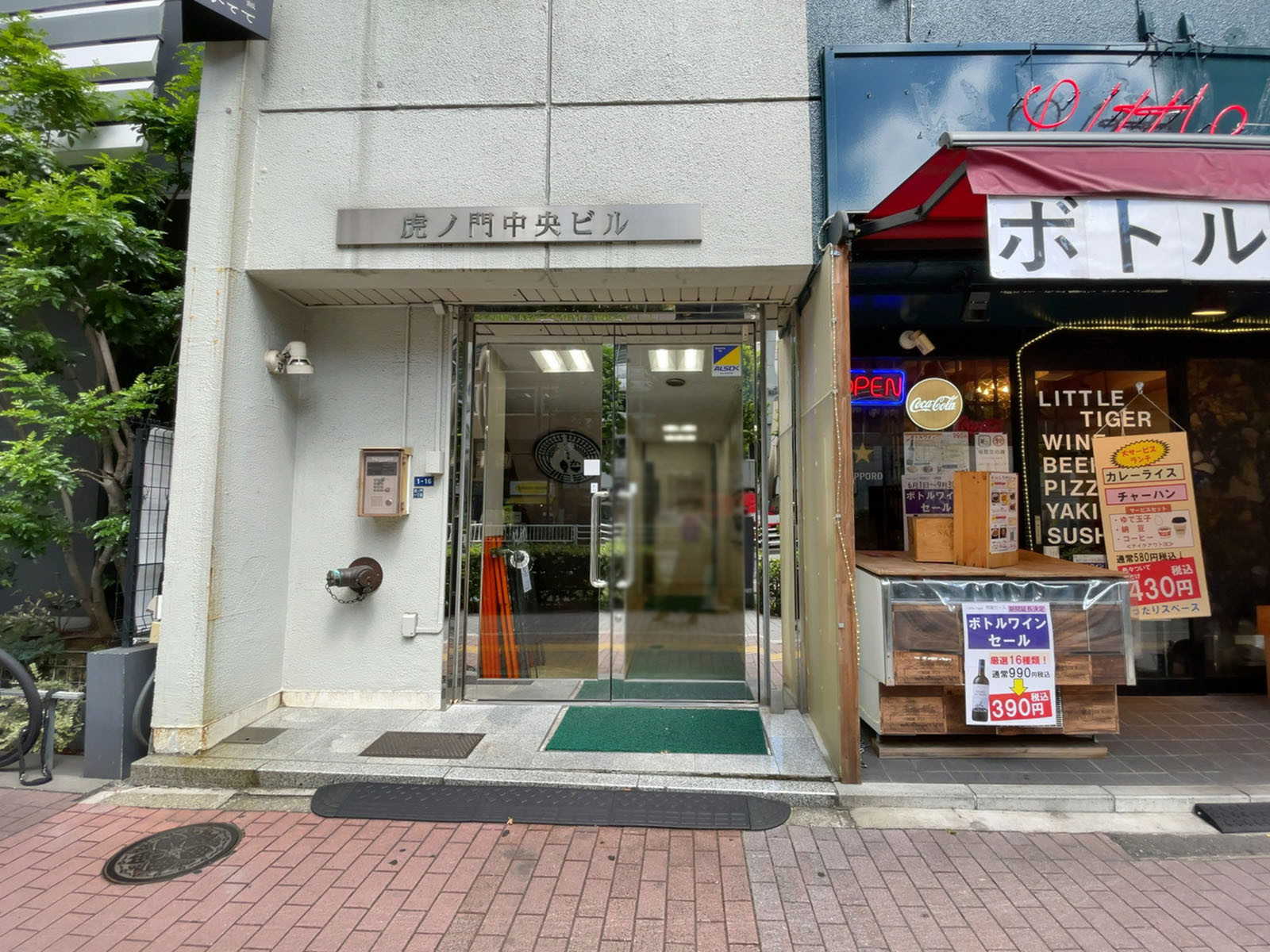 オフィスビル出入り口