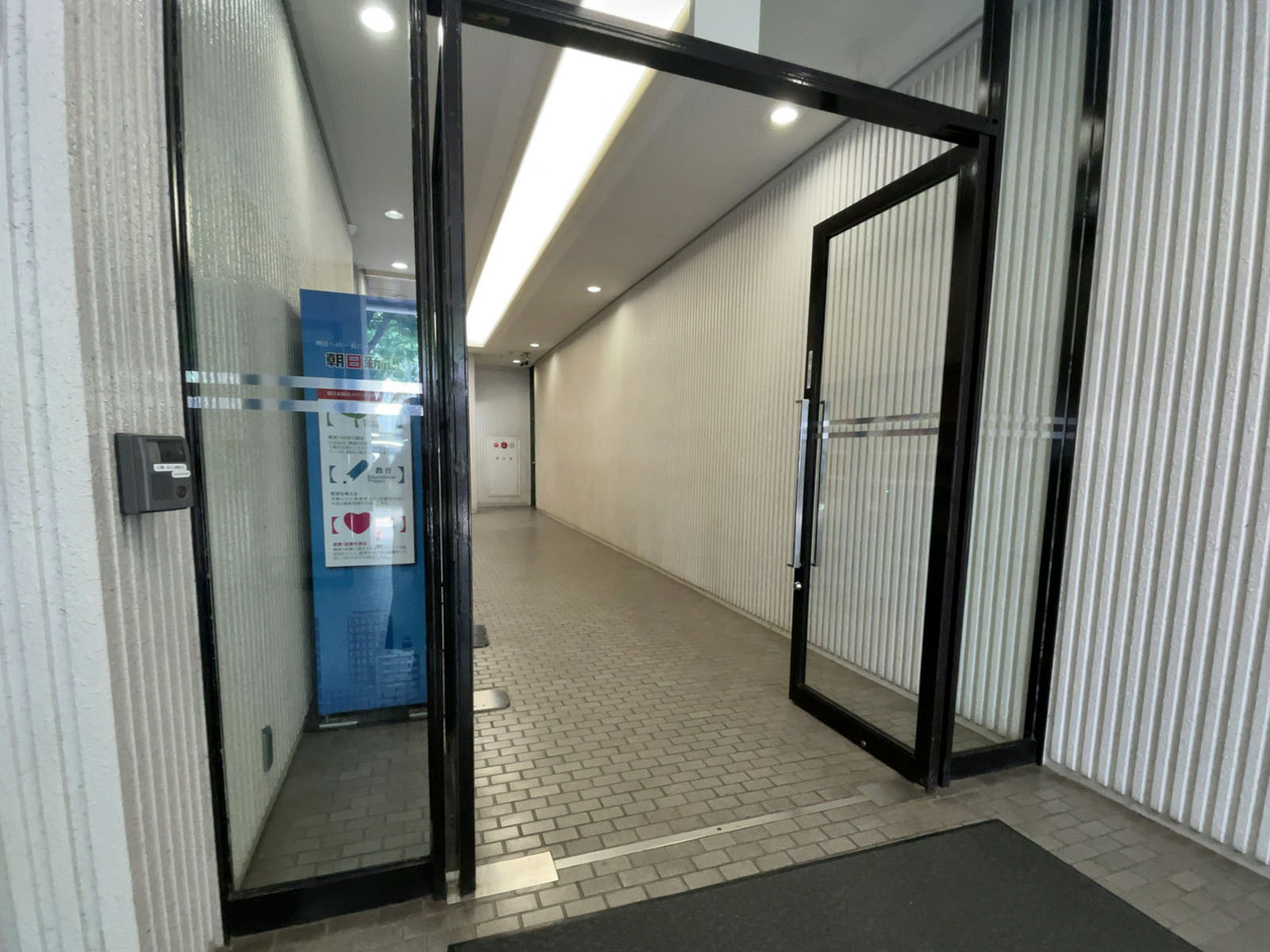 オフィスビル出入口