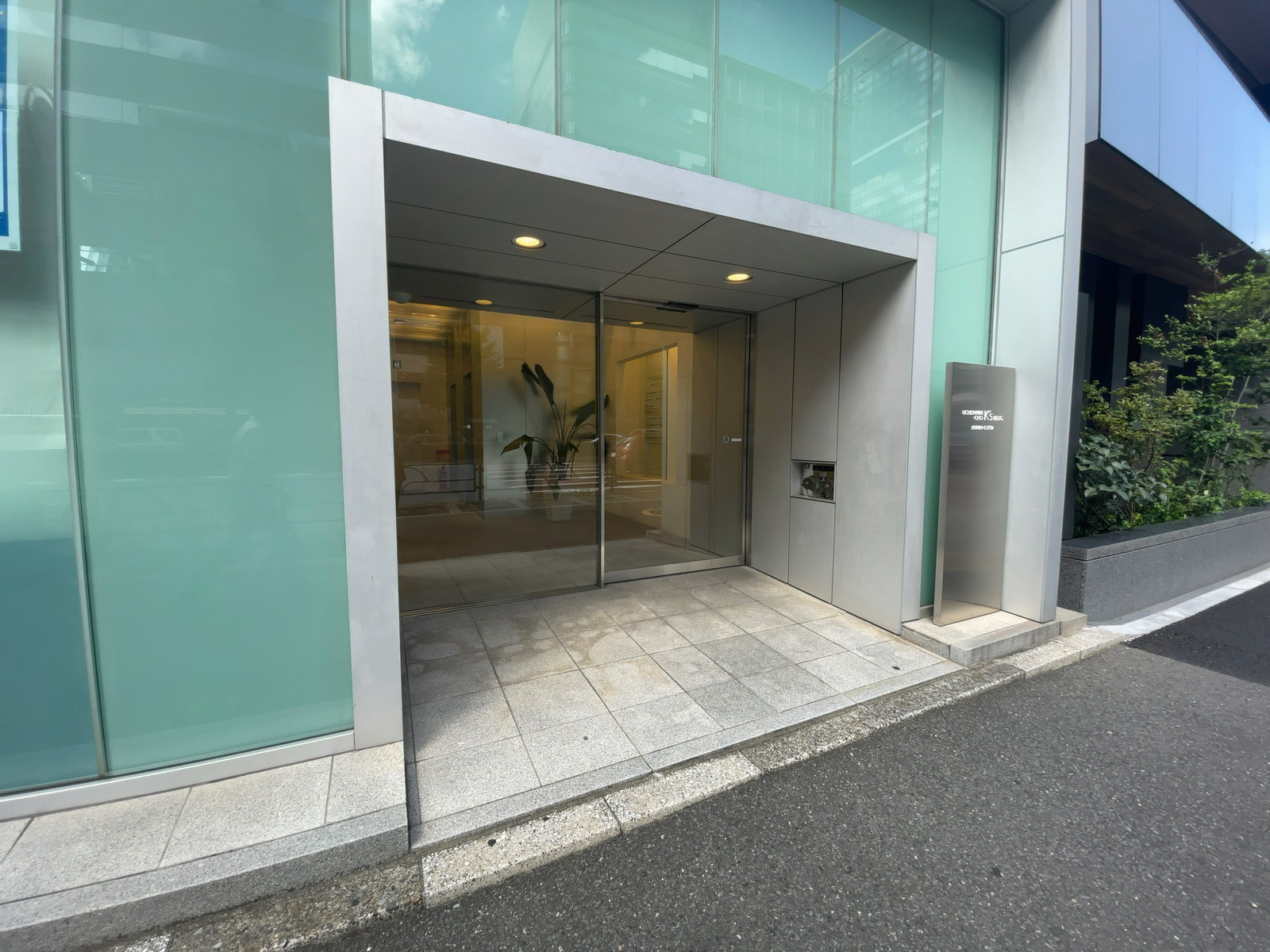 オフィスビル出入り口