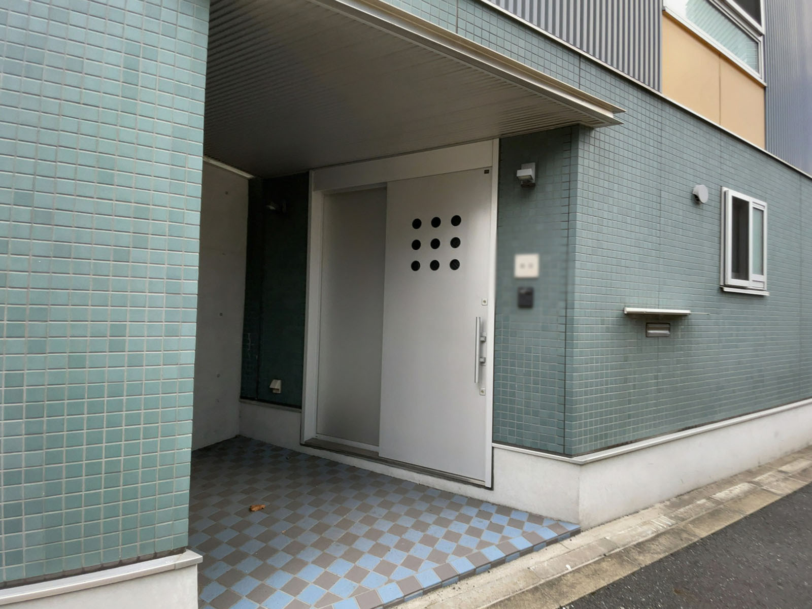 オフィスビル出入り口