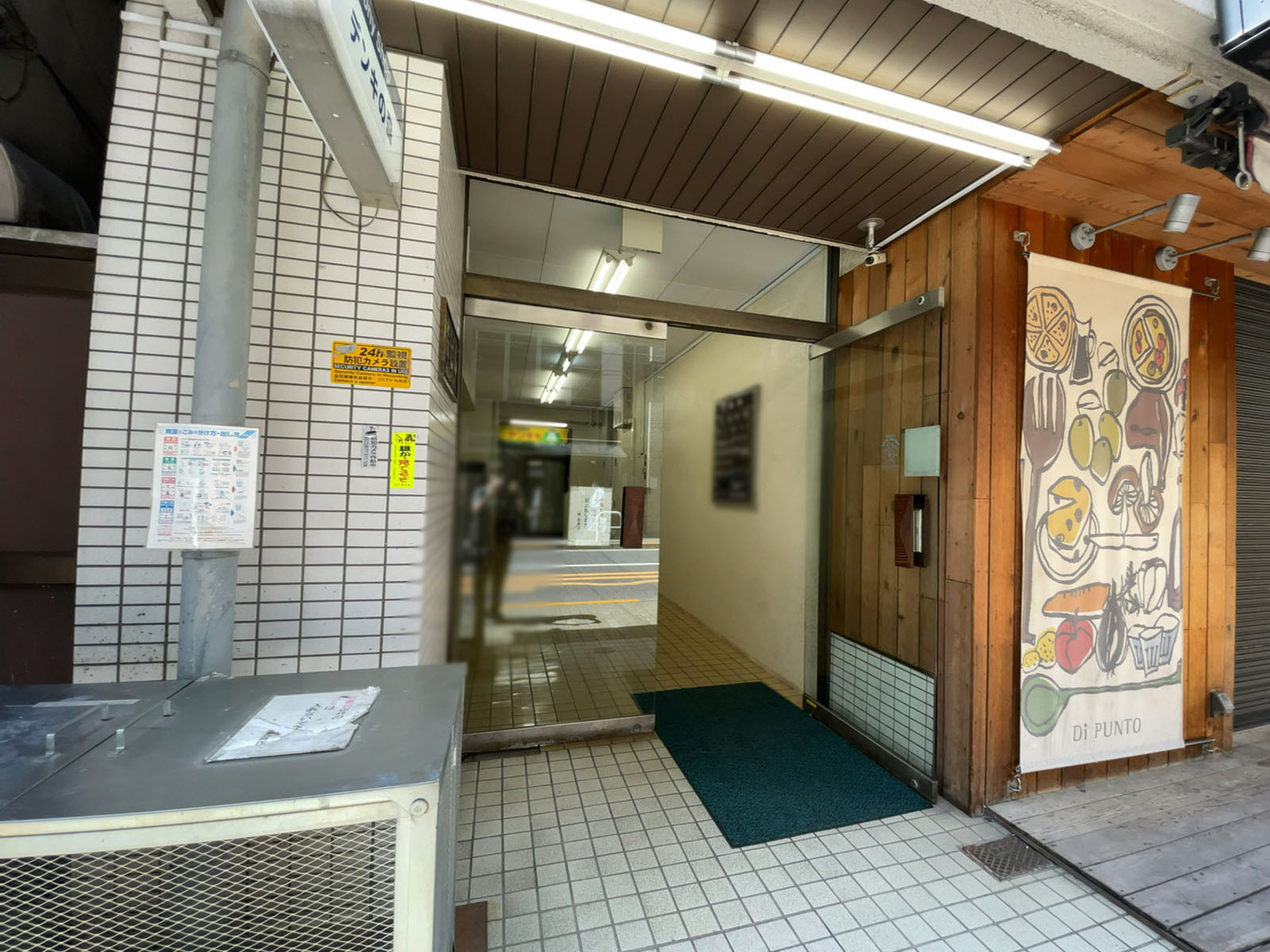 オフィスビル出入り口