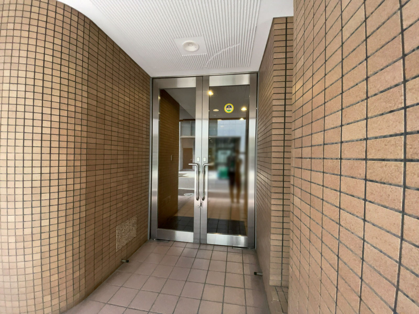 オフィスビル出入り口