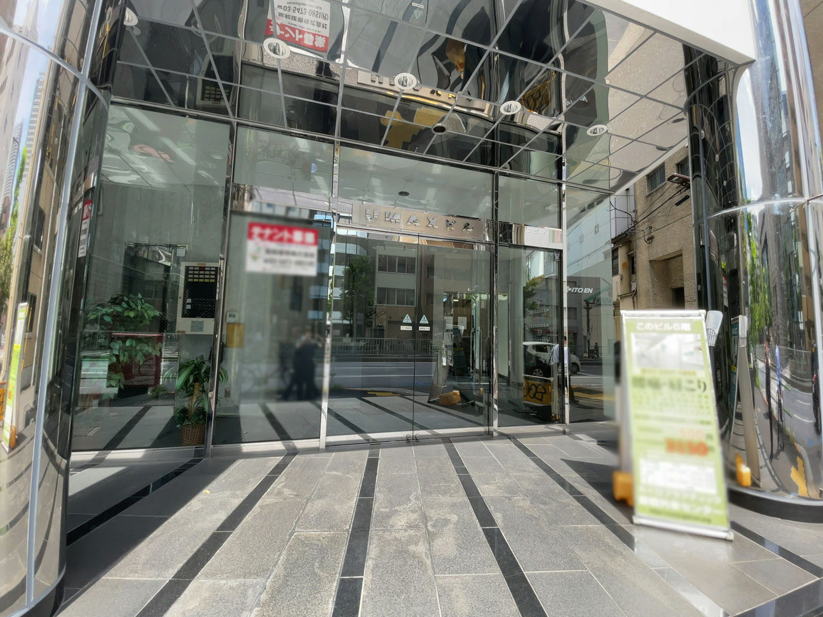 オフィスビル出入り口