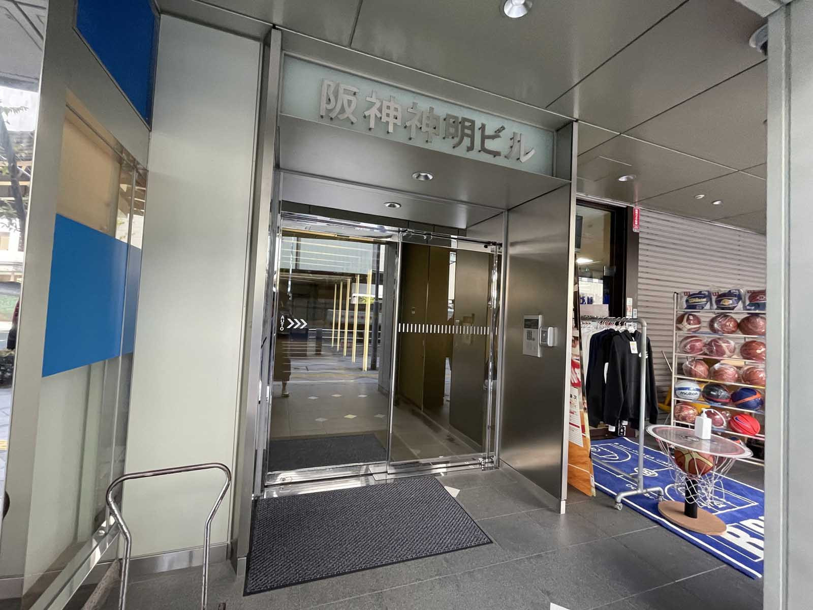 オフィスビル出入口