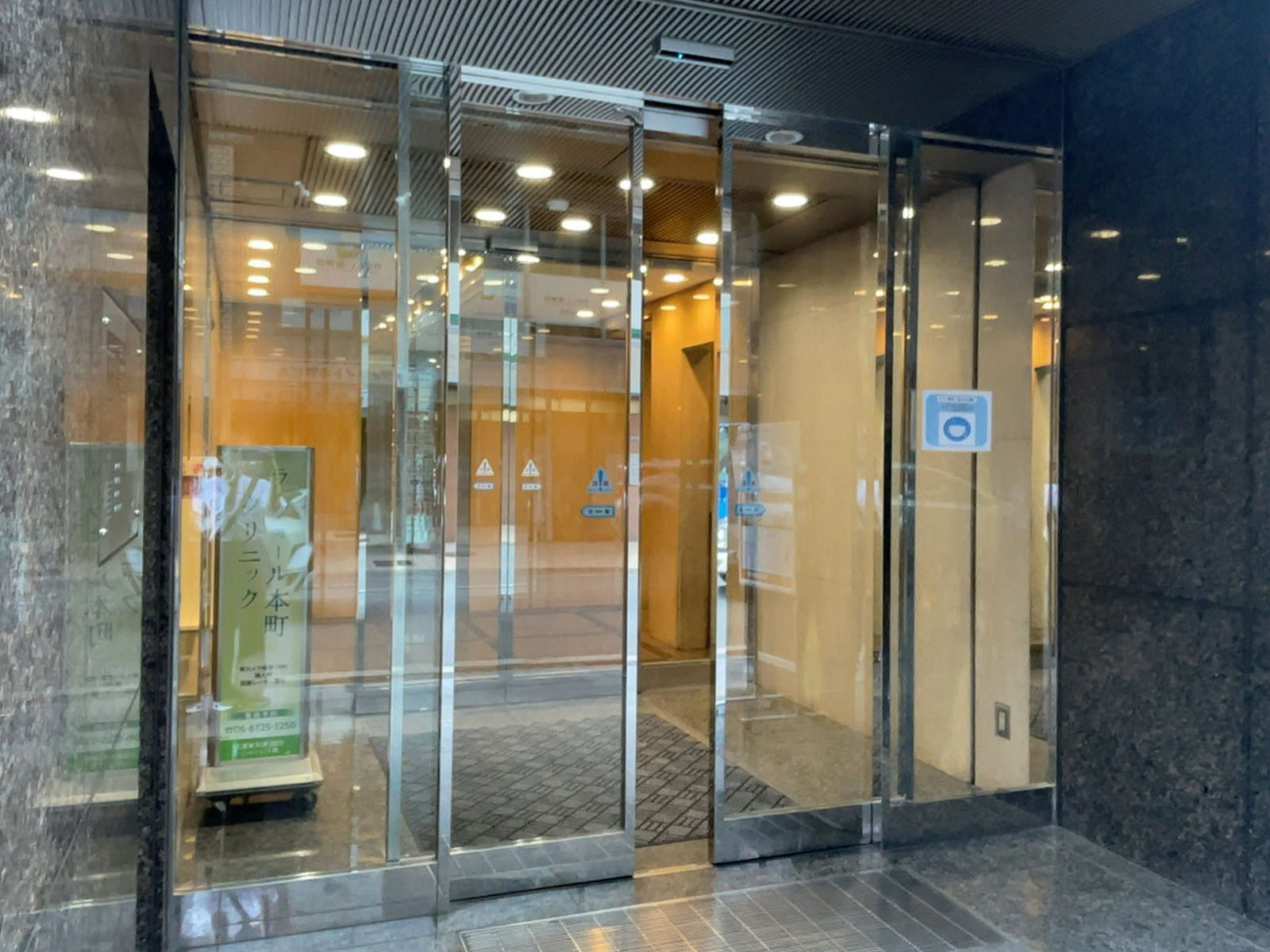 オフィスビル出入口