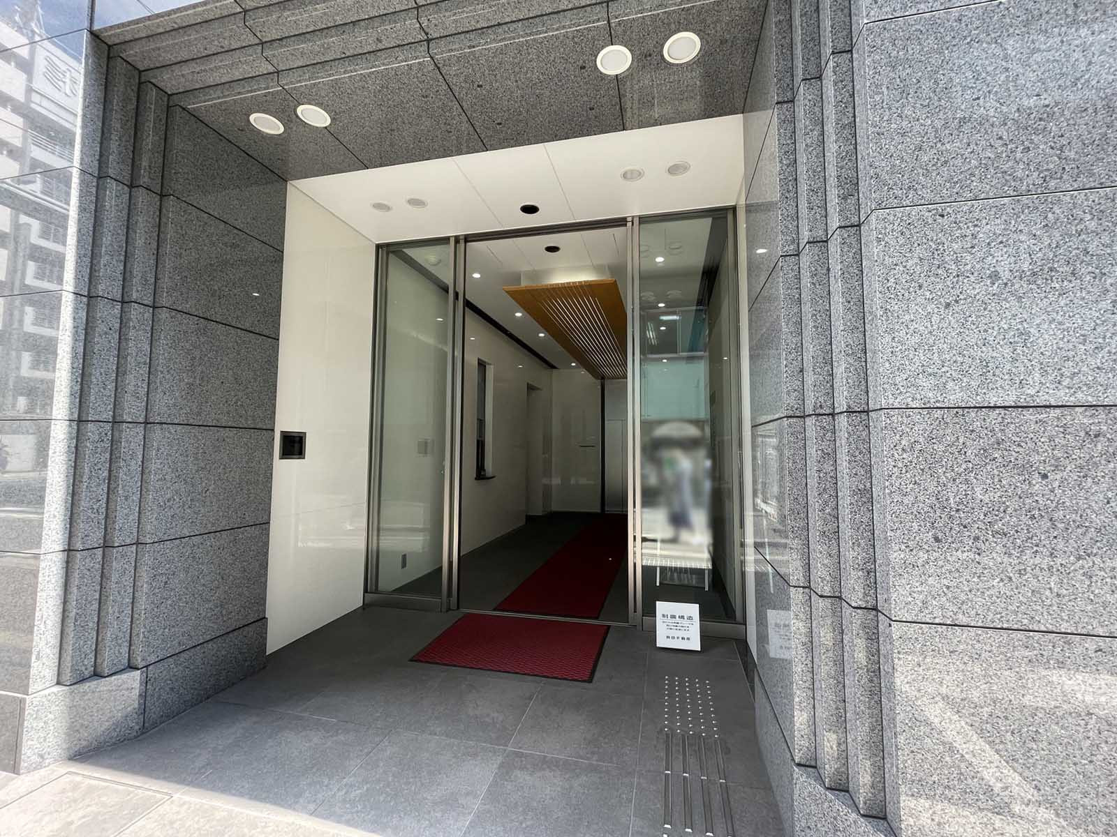 オフィスビル出入口