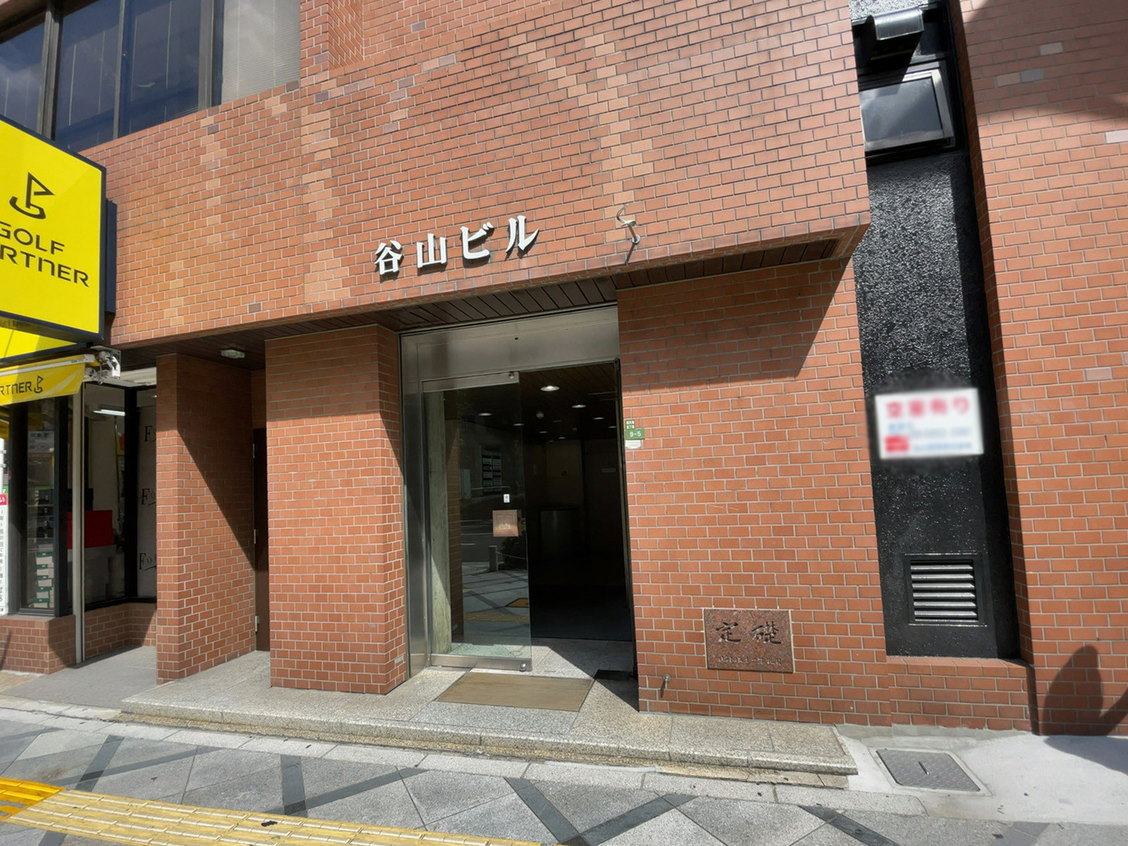 オフィスビル出入口