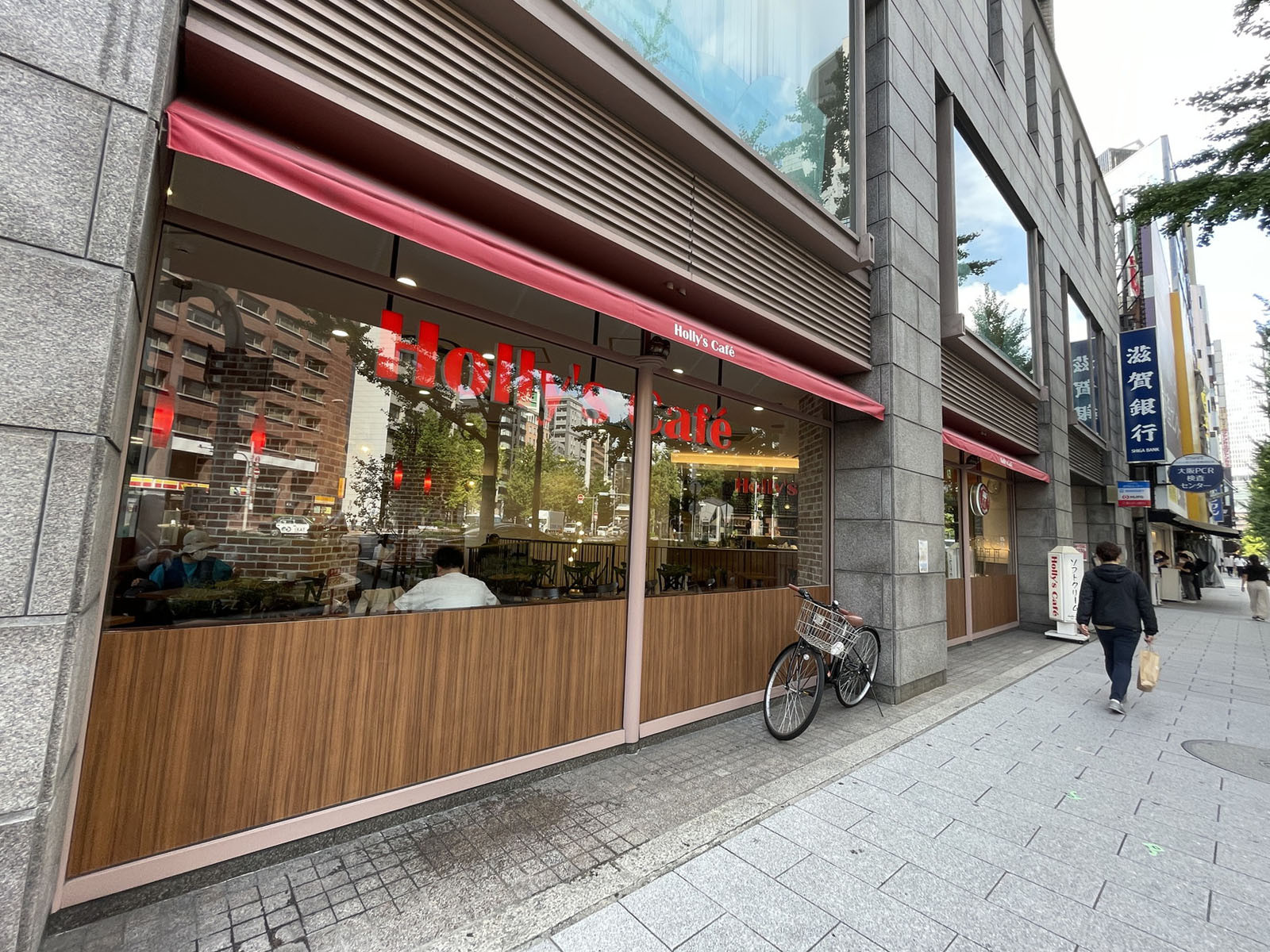1階のHolly's Cafe北新地店