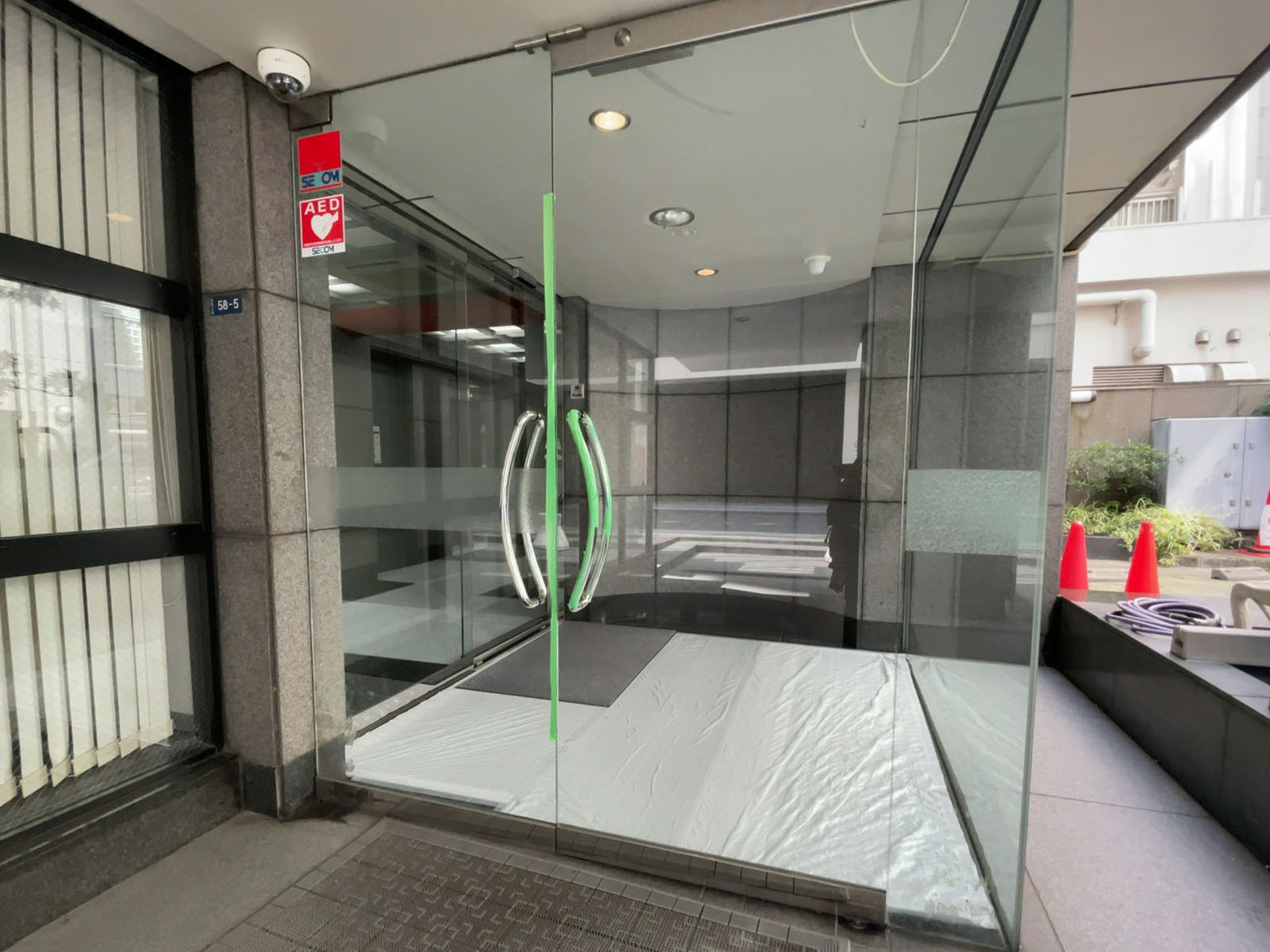 オフィスビル出入口