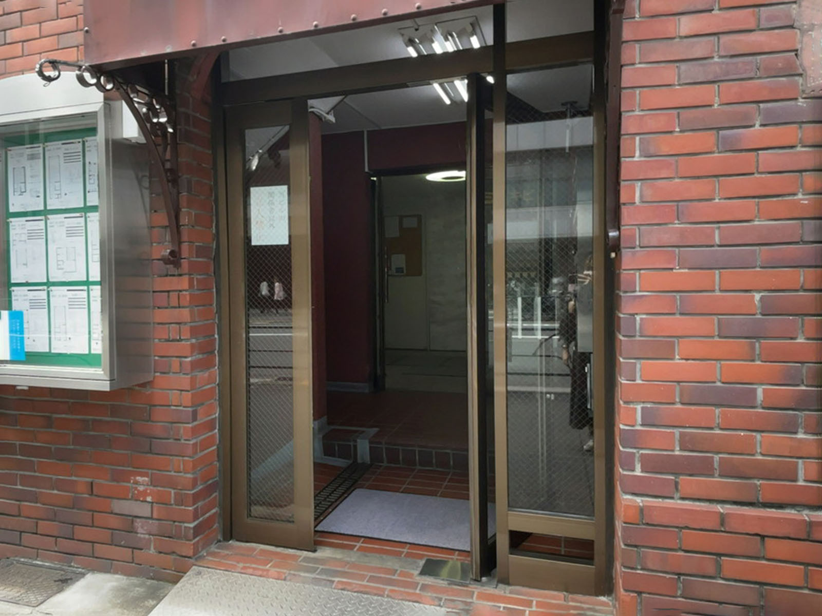 オフィスビル出入口