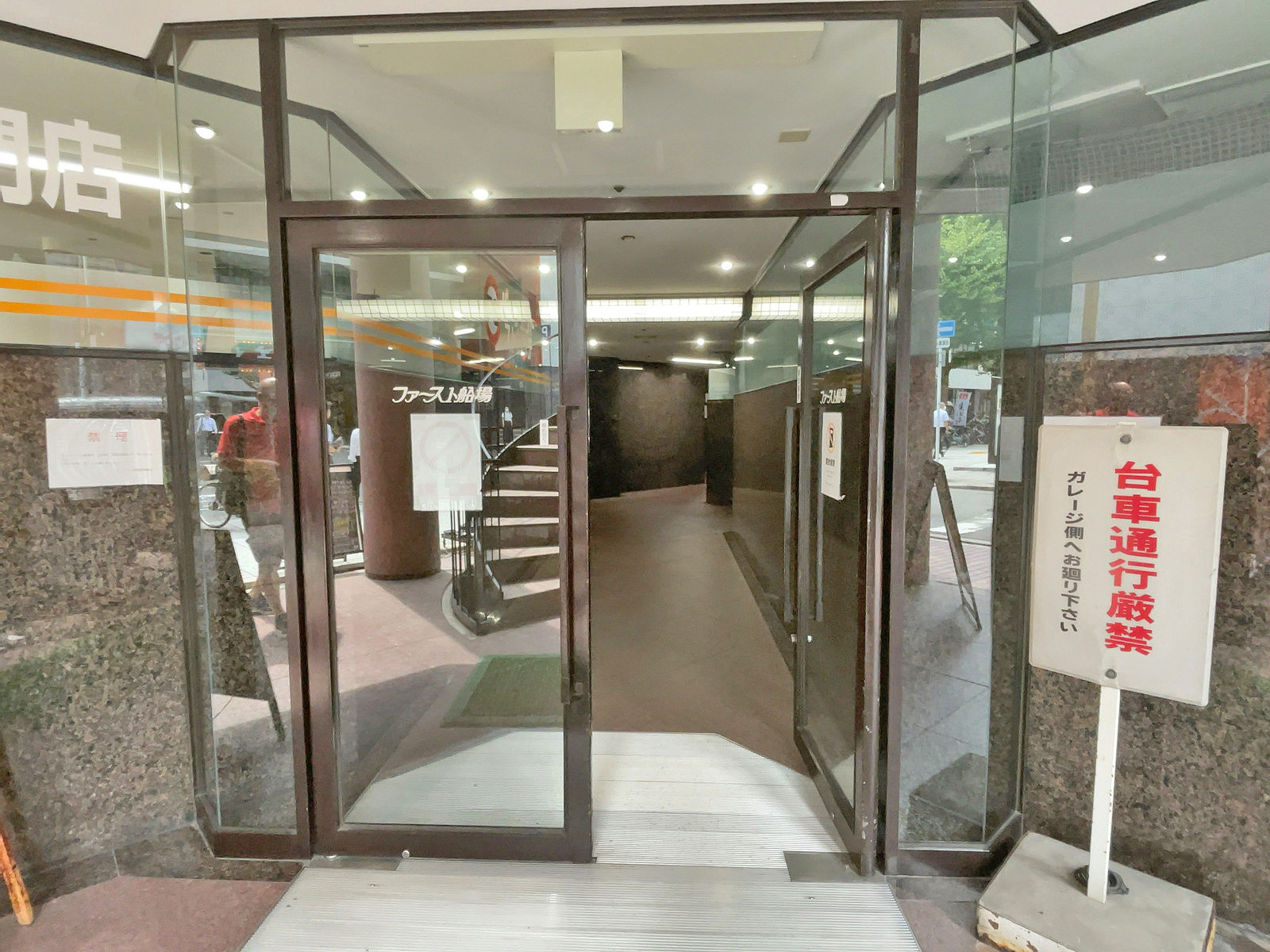 オフィスビル出入口