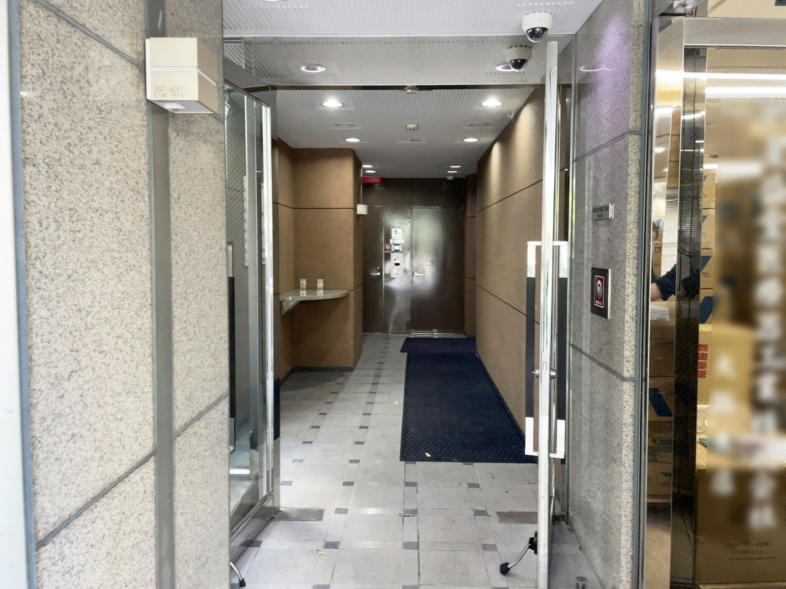 オフィスビル出入口